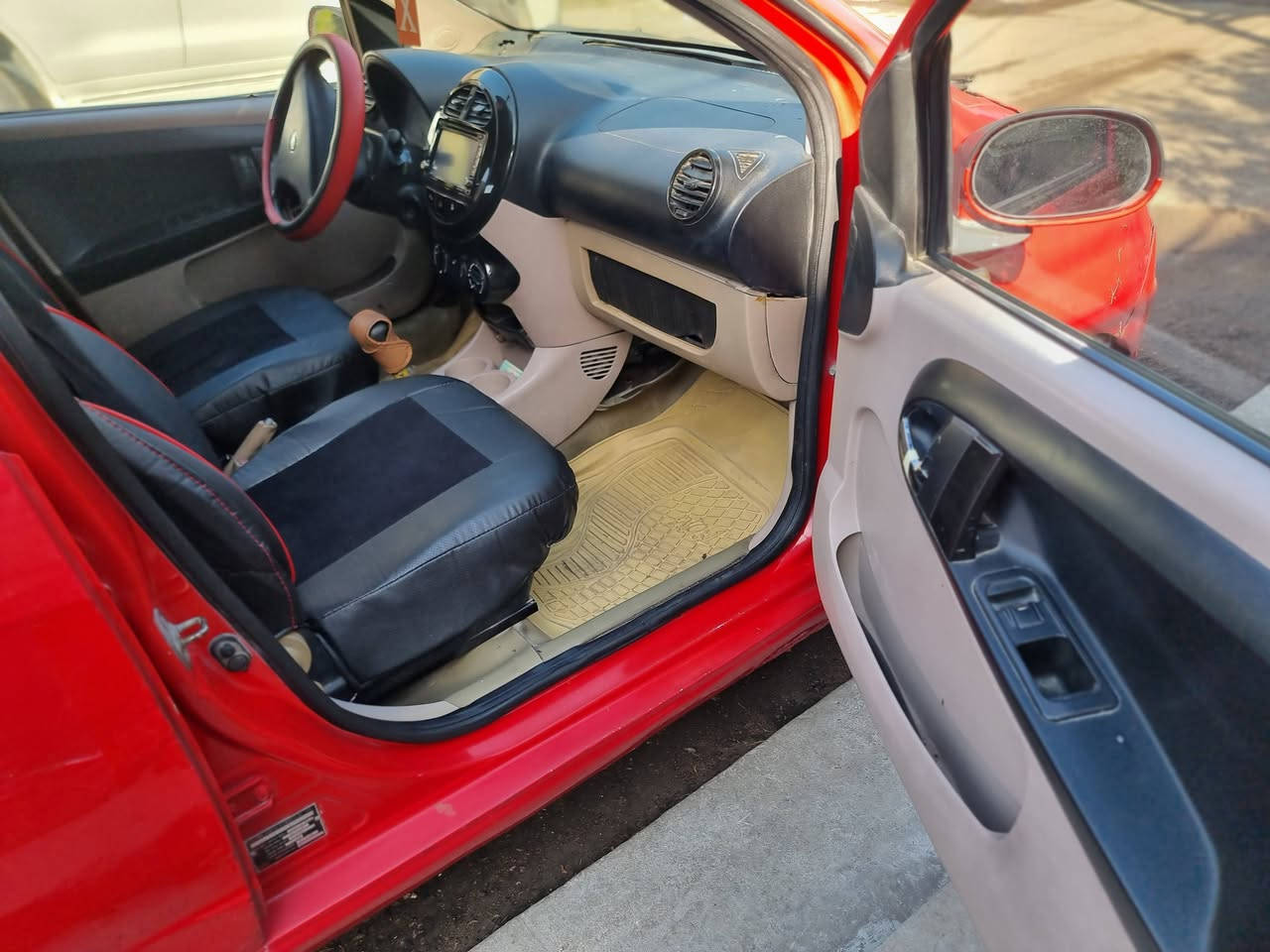 السلام عليكم...
باندا 2013 بغداد للبيع
السياره جاهزه بدون نواقص محرك كير جديد 
كير اوتوماتيك
مكاني بغداد الدوره ابو طياره
السعر 47 $
للاتصال ***********
