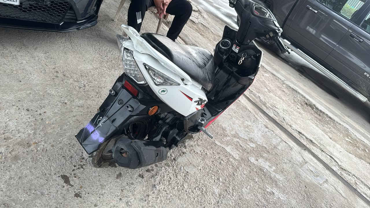 ماكس مضلع مجفته جديد  باتري جديد الكفرات الخلفيه
مصلحه كفرات بلادي سرعه ذي 120 تخم تاير جديد دراجه مال رمبه كفرات مليبله برقم الشاصي وياهه البصمه مالتهه 

مكانها بغداد الحريه 850  وبيها مجال 
***********
