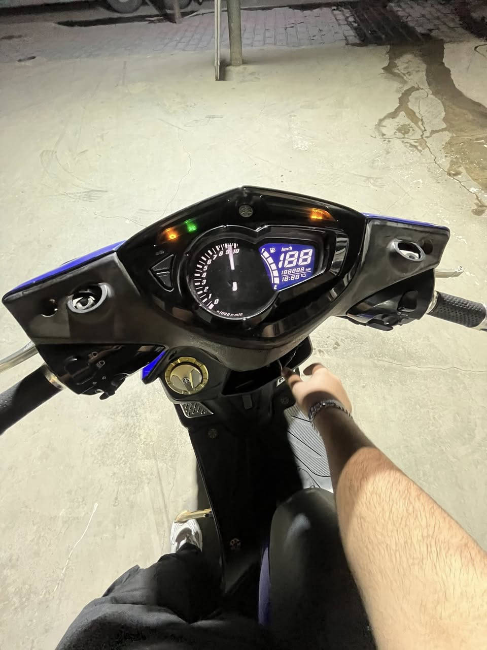 سلام عليكم سكنز لد كفاله عامه دراجه كارتون اوراق كامله قبل شهر نازله اب ١٩٥٠دراجه هيه تسولف مو انيبيها كومه براغي رياضي و قبق بانزين و اطار و قبق جوزه و تعلاكه و ملقط و فراك و فلاوين و كاعيات اشاير لونين مختلفات اجني بلادي استان صفح بوش اصلي دراجه مفوله جديده للبيع سعر خاص مكاني كاضميه ***********
