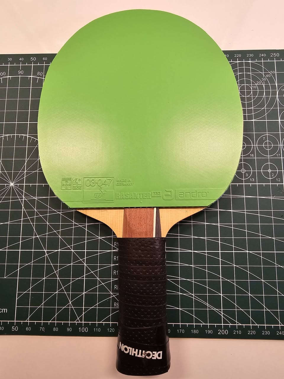 مضرب تنس طاولة إحترافي ( Full Andro Setup )

إذا كنت تبحث عن القوة الإنفجارية والأداء الألماني الدقيق ، فهذا المضرب موجه لك ، تجميعة هجومية من النخبة (High-End) مخصصة للاعبين الذين لا يرضون بغير الفوز السريع فهو من أقوى وأسرع مضارب شركة Andro الألمانية .

​🏓 الخشبة (Blade) : Andro Treiber FO Off/S
​النوع: OFF/S (هجومي جداً +OFF) .
​الخامة : تحتوي على طبقات من TXL Fiber موضوعة مباشرة تحت القشرة الخارجية (خشب الهينوكي الياباني) .
​المميزات : توفر هذه الخشبة إنتقالاً مباشراً جداً للطاقة فهي الخيار المثالي لمن يفضل "الإحساس الصلب" والضربات الساحقة (Smashes) والكرات اللولبية السريعة Topspin .
​⚫ الوجه الأمامي (Forehand) : Andro Nuzn 55
​الإسفنج : صلابة 55 درجة (Hard) .
​الأداء : أحدث تقنيات أندرو في عالم الجلود حيث توفر "ديناميكية" غير مسبوقة وقدرة هائلة على توليد الدوران (Spin) وتعطي أعلى مستويات الإرتداد فهو أفضل وأعلى مطاط هجومي لدى شركة Andro .
​الهدف : مصمم للضربات الأمامية القوية التي تتطلب مساراً دقيقاً وقوة جبارة لإنهاء النقاط .
​🟢 الوجه الخلفي (Backhand) : Andro Rasanter R53 . 
​الإسفنج : صلابة 53 درجة بتقنية Energy Cell .
​الأداء : واحد من أشهر الجلود عالمياً ، يتميز بقدرته على إمتصاص طاقة الخصم وتحويلها لرد فعل إنفجاري .
​الهدف : مثالي للـ (Top-spin) من جهة الباك هاند ، ويعطيك ثباتاً عالياً في الكرات التي تتطلب توقيتاً سريعاً .

​💡 لماذا تشتري هذا المضرب ؟
​تناغم مثالي : القطع الثلاث مختارة بعناية لتناسب أسلوب اللعب الحديث القائم على السرعة .
​​✨ ​حالة المضرب : ( نظافة 98% إستخدام خفيف جداً أو كالجديد ) .
الحالة العامة : ( لا توجد خدوش ، الجلود تم تنظيفها بإنتظام بمنظف إحترافي ) .
​الجودة : صناعة ألمانية 100% تضمن لك عمراً طويلاً وأداءً ثابتاً .

​ملاحظة للمشتري : هذا المضرب "وحش" سرعة ، مخصص للاعبين الذين يمتلكون تكنيكاً جيداً ويستطيعون التحكم في الإرتداد العالي .
​💰 ​السعر المطلوب : ( 350 ألف قابل للتفاوض )
📦 يوجد توصيل لجميع المحافظات


**إذا كنت صاحب هذا الإعلان وتريد حذفه لأي سبب، رجاءا أرسل رسالة إلى الدعم الفني**