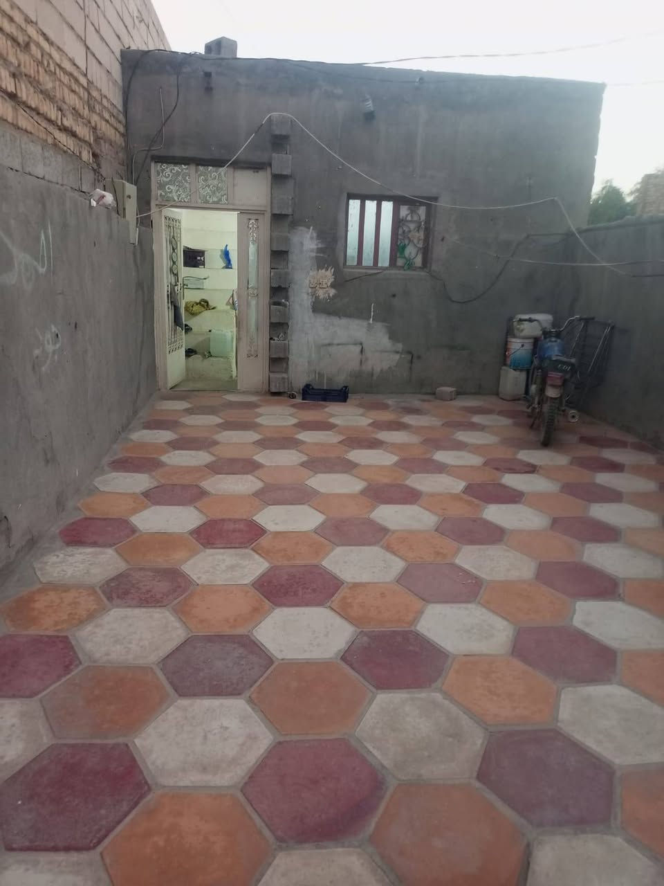 دار زراعي 100م للبيع غرفه وصاله ومطبخ وصحيات وطارمه كبيره بناء بلوك اساس تجعيب سقف عگاده براكيه شارع المطار القديم الفرع المقابل المولده الاولى السعر 22  بيع نقدا فقط
للاستفسار اتصل ***********

