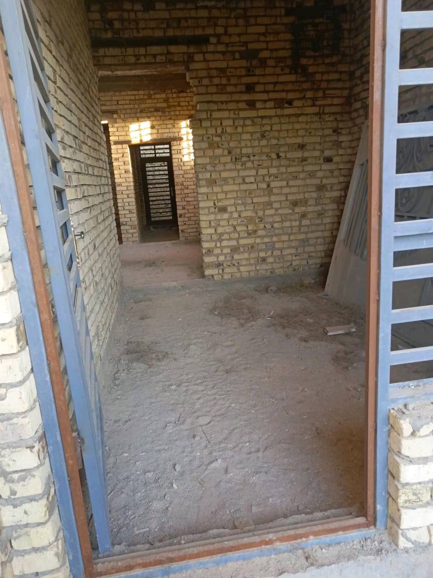 بيت هيكل للبيع 🏠📍
علوة الفحل
مساحة١٥٠ متكون من/
غرفة صالة مطبخ استقبال صحيات غربي و شرقي غرفة غسيل ومخزن و ٢مكشوفة (منور)
حديقة وطارمة الشارع مبلط  الكهرباء ب باب البيت و خدمات ماي وخط مولدة ذهبي 
الرقم للاستفسار ***********