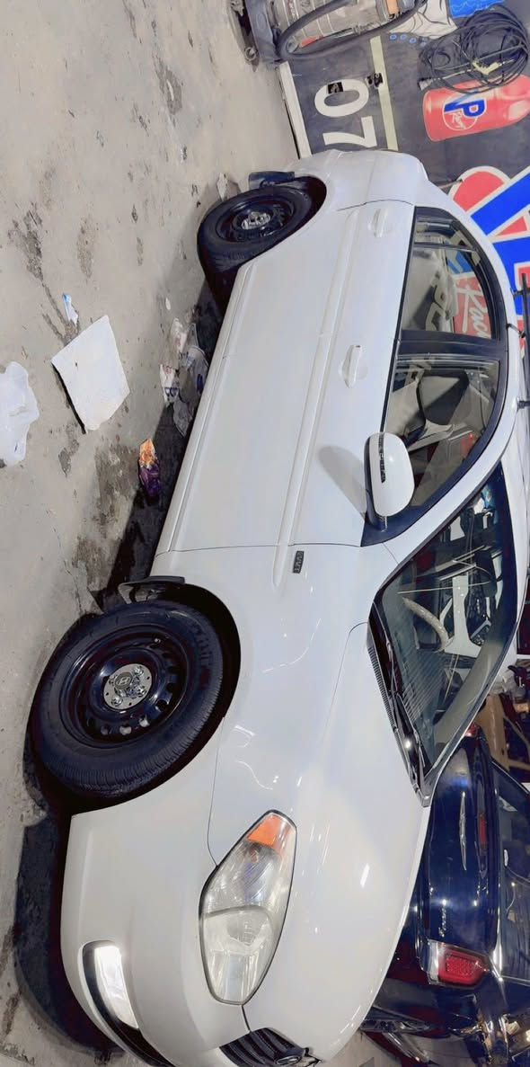 سلام عليكم
اكسنت ٢٠١١ خليجي 
محرك ١٦٠٠ 
قطرتين 
السياره سنتر لوك 
السياره مكفوله من الضربه والصبغ 
عدا الدعاميه الخلفيه 
بس بيها رصعات تصلح ع البارد
تخم تاير 
صدر جديد
داخل مدوشم 
كاعيات سفاري 
التبريد ثلج
الاضافات الي بيها 
اضافه منظومة لايت زينون 
اضافه منظومه غاز
٤٠ لتر
يعني كل ٤ ايام تفول ب 
٦٠٠٠ دينار
  اضافه مراوح اماميه للتبريد عدد ٢
المكينه مبدلها 
بس بيها تنقيص جد بسيط 
والجناي اكسنت يعرف شنو داحجي 
يعني اكلهن ينقصن بس نوعيه الدهن 
والسعر ١٠٦ وبيها مجال كلش بسيط 
***********
الدوره
