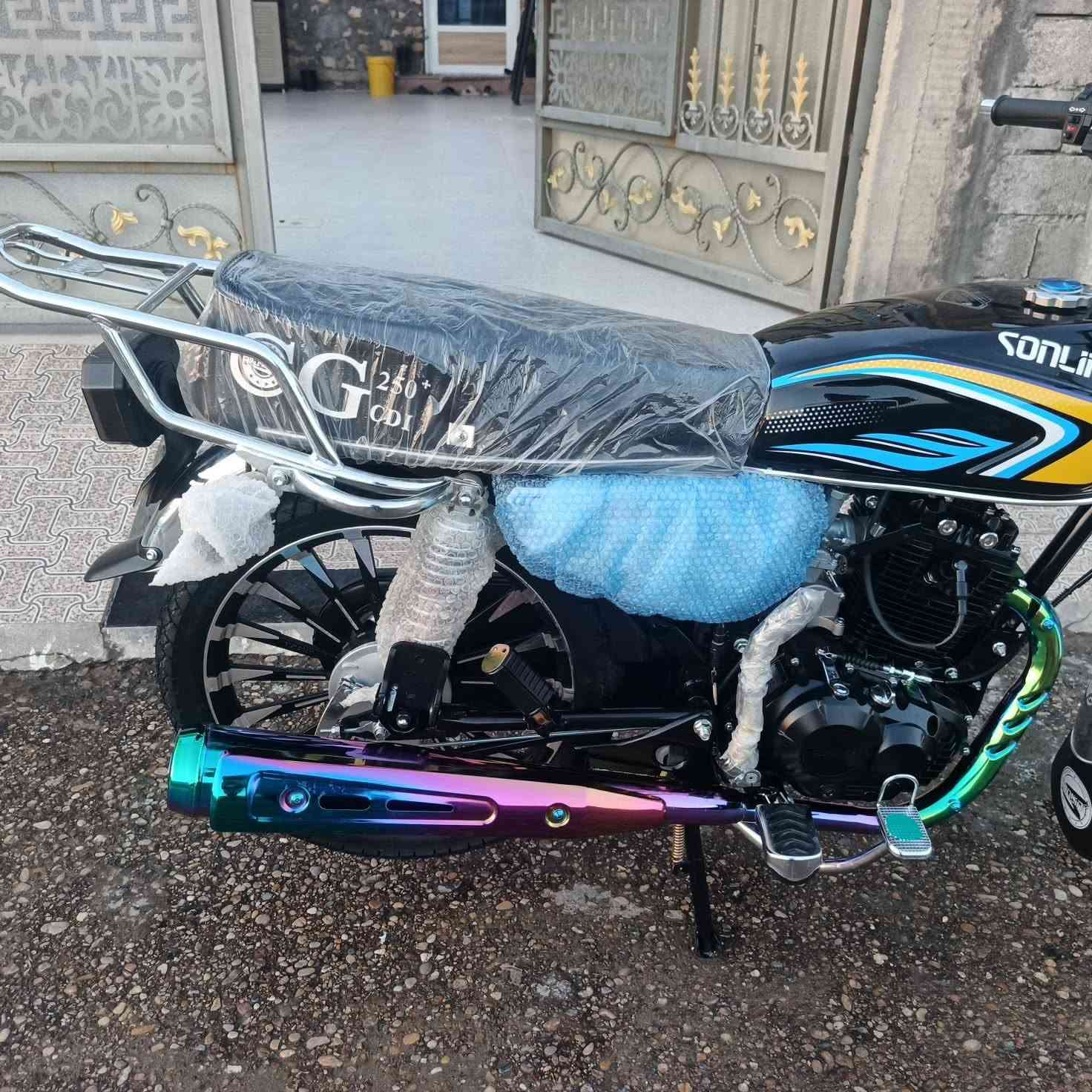 سلام عليكم شباب دراجه سولنك مكينه 250Cc دراجه صارله 5ايام من مشدوده بعدهي بحاله الزيرو لونها اسود للبيع مكاني رمادي سعر لدراجه مليون و225 مجال قليل لشراي يتصل ***********
