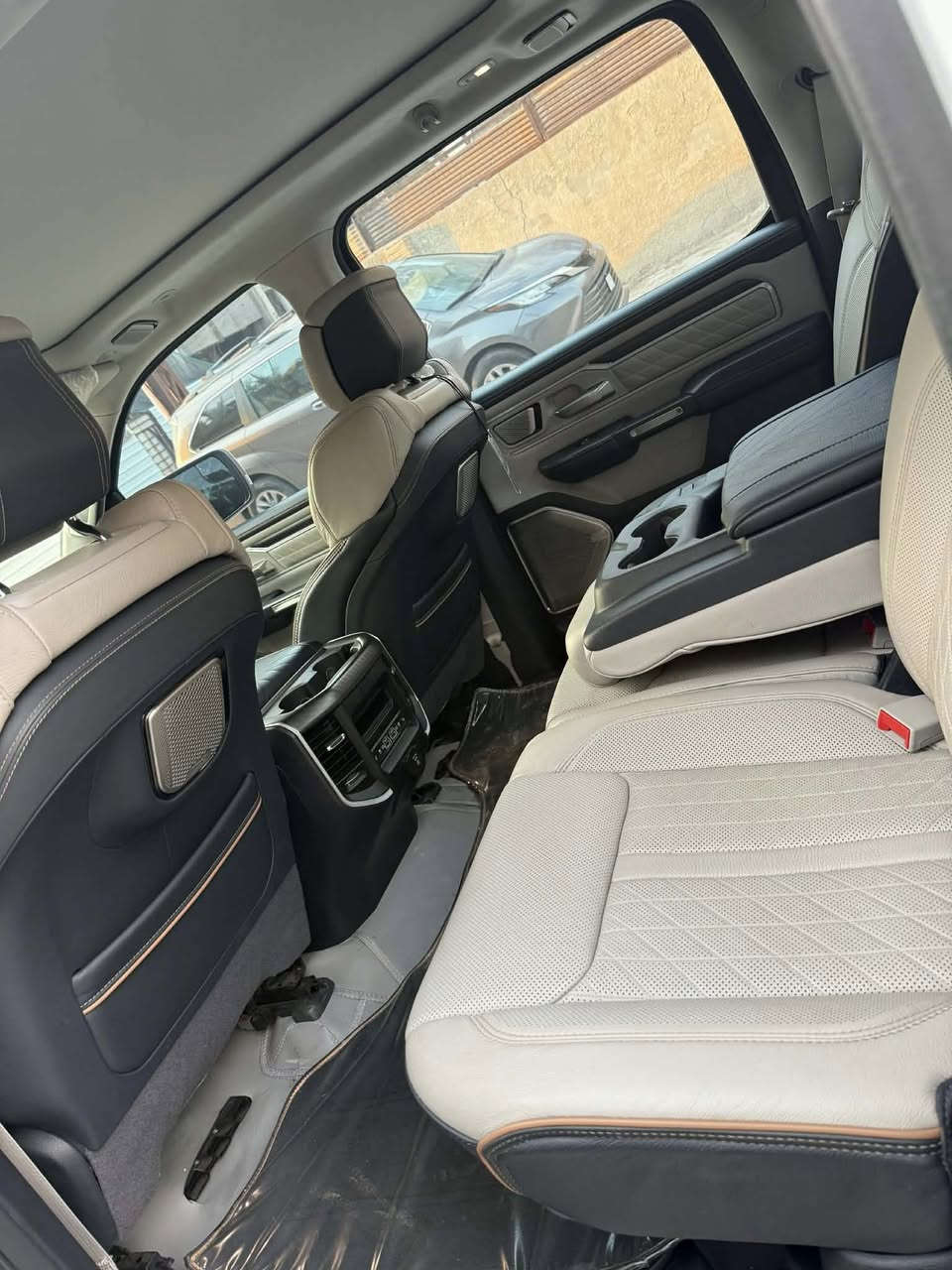 رام 1500 - تنگستن 
الموديل: 2025 (خليجي وكاله هارلم )
المحرك: 3.0 لتر 6 سلندر (I-6) توين توربو 
القوة الحصانية: 540  
عزم الدوران (نيوتن-م): 707

المواصفات: 
*نظام دفع رباعي 4 x 4 متطور 
*نظام التعليق الهوائى (جكات)
*بانوراما
*صناديق حمولة خارجية على جوانب الصندوق (رام بوكس)
*الصندوق كهربائي
*دواسات جانبية كهربائية
*ويل المنيوم قياس 22 انج 
*شاشة التحكم الرئيسية بقياس 14.4 انج مع نظام ملاحة 
*شاشة ترفيهية للراكب الامامي لمس بقياس 10.25 انج ومدخلHDMI وUSB 
*شاشة القيادة الرقمية بقياس 12 انج 
*شاشة عرض لوحة القيادة على الزجاج الأمامي (داتا شو)
*رادار مع خاصية التوقف والانطلاق 
*حساسات امامية وخلفية
*كاميرات 360 للرؤية المحيطية 
*المرآة الداخلية مزودة بشاشة لعرض الكاميرا الخلفية
*تحذير النقطة العمياء 
*تحذير الخروج عن المسار
*نظام المحافظة على البقاء فى المسار 
*نظام التعرف على اشارات المرور 
*خاصية المساعدة على التوجية فى التقاطعات لتفادى الحوادث
*نظام مانع تصادم خلفي 
*نظام القيادة شبه الذاتية
*مقصورة الركاب من الجلد الفاخر بلونين
*مقعد السائق والراكب والمقاعد الخلفية تدفئه تبريد
*مقعد السائق والراكب مساج
 *مقعد السائق والراكب قابل للتعديل كهربائيًا بـ 20 وضعية
*مقعد السائق مزود بذاكرة لحفظ وضعيات الجلوس
*نظام ابل كار بلاى و اندرويد اوتو لاسلكي 
*نظام صوتي فاخر Klipsch Reference Premiere مع 23 مكبر صوت 1228 واط 
*دخول ذكي (بصمة)
*نظام التشغيل عن بُعد
*مصابيح أمامية أوتوماتيكية زينون مع مصابيح نهارية LED وكشافات ضباب LED 
*نظام التحكم التلقائي في الضوء العالى 
*إضاءة متحركة أمامية / خلفية خارجية
*مرايا خارجية قابلة للطي كهربائيًا مدفئة
*ماسحات زجاج أمامي حساسة للمطر
*لوحة شحن لاسلكية مزدوجة
*وضعيات قيادة متعددة 
*وسائد هوائية أمامية متعددة المراحل ووسائد هوائية جانبية ووسائد هوائية أمامية/خلفية.
مكفوله كفاله عامه
ماشيه 38 الف كيلو 
سعر 650 وبيها مجال
مكان السياره بغداد الغزاليه 
***********
***********
