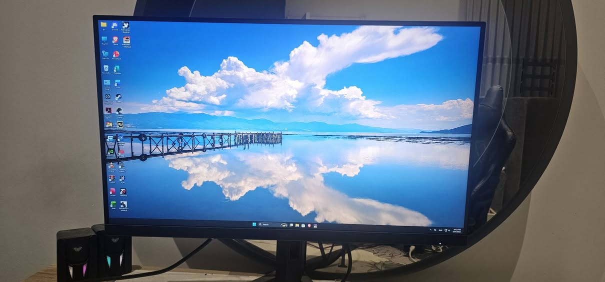 سلام عليكم 
AOC Q27G4F Gaming Monitor

• الحجم: 27 إنج
• الدقة: QHD 2560×1440 (2K)
• نوع البانل: Fast IPS
• التردد: 180Hz
• سرعة الاستجابة: 0.5ms
• يدعم NVIDIA G-SYNC Compatible
• يدعم HDR
• منافذ HDMI + DisplayPort
• يحتوي على Game Mode للألعاب التنافسية
• ألوان ممتازة وسلاسة عالية
• مناسب للـ Gaming والمونتاج والاستخدام اليومي

الشاشة نظيفة وتشتغل بدون مشاكل ووياها الكارتونة مالتها 
السعر 220
مكاني بغداد معندي توصيل


**إذا كنت صاحب هذا الإعلان وتريد حذفه لأي سبب، رجاءا أرسل رسالة إلى الدعم الفني**