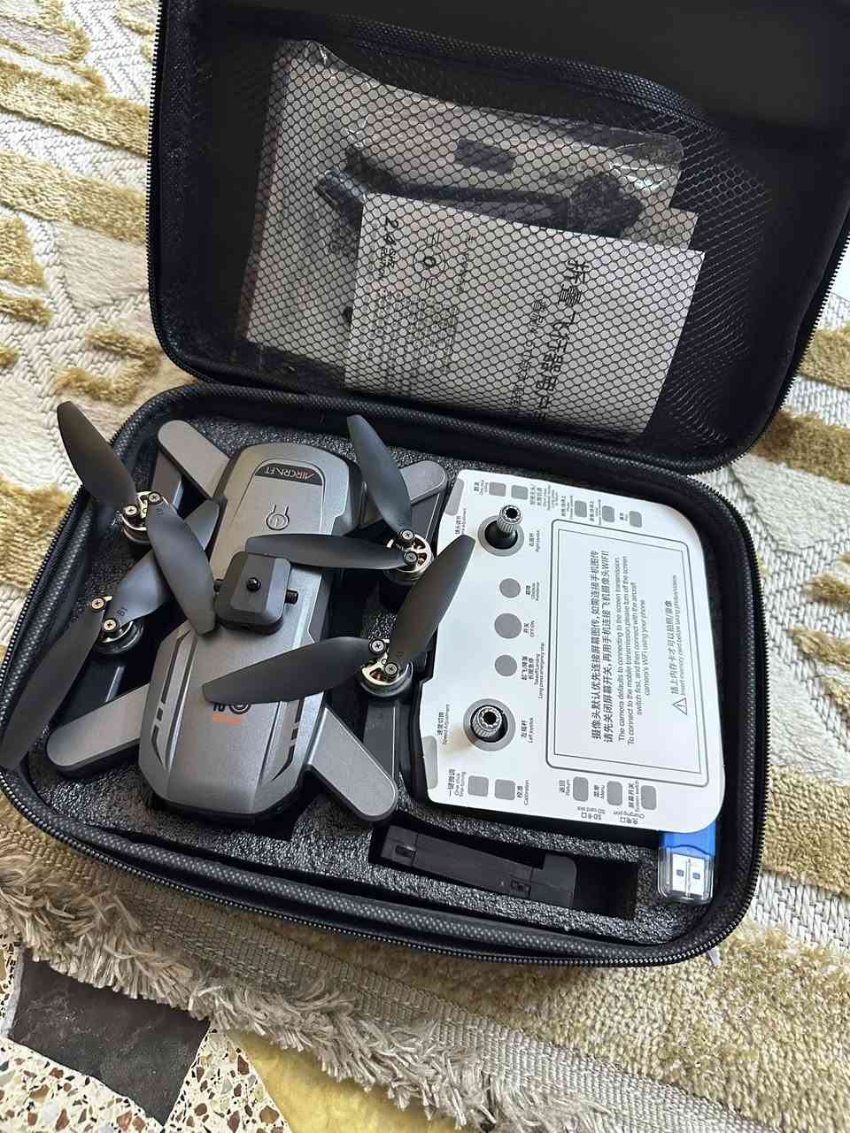 سلام عليكم من رخصة مدير الكروب المحترم طائرة درون بجودة عالية جداً مع ملحقاتها فلاش + رام + شاشة ومراوح اضافية وتعمل بنظام الهاتف والشاشة مكاني كراده رقمي ***********(السعر70 مع التوصيل
