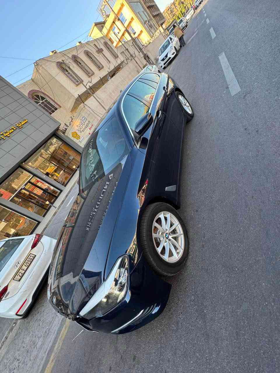 ‏للبيع BMW حجم 520 i وارد خليجي سيارة جديدة جدا فول مواصفات مكينة أربع سلندر Turbo المرغوبة وكالة باسمي رقم سليمانية فقط بها قطعة صبغ واحدة الباب الخلفي موديل 2018 للبيع السعر 140 ￼ ورقة الاتصال *********** مكان السيارة بغداد السعدون بغداد, العراق
