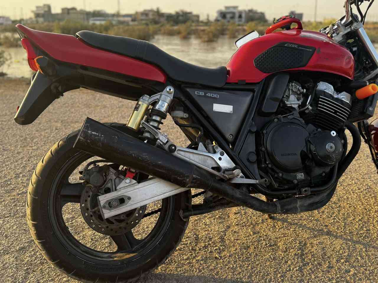سيبي4 400cc ماشيه 68 الف
كفاله عامه من التاير للتاير ميحتاج احجي شي بعد 
مكاني بغداد بوبشام 
(***********)
