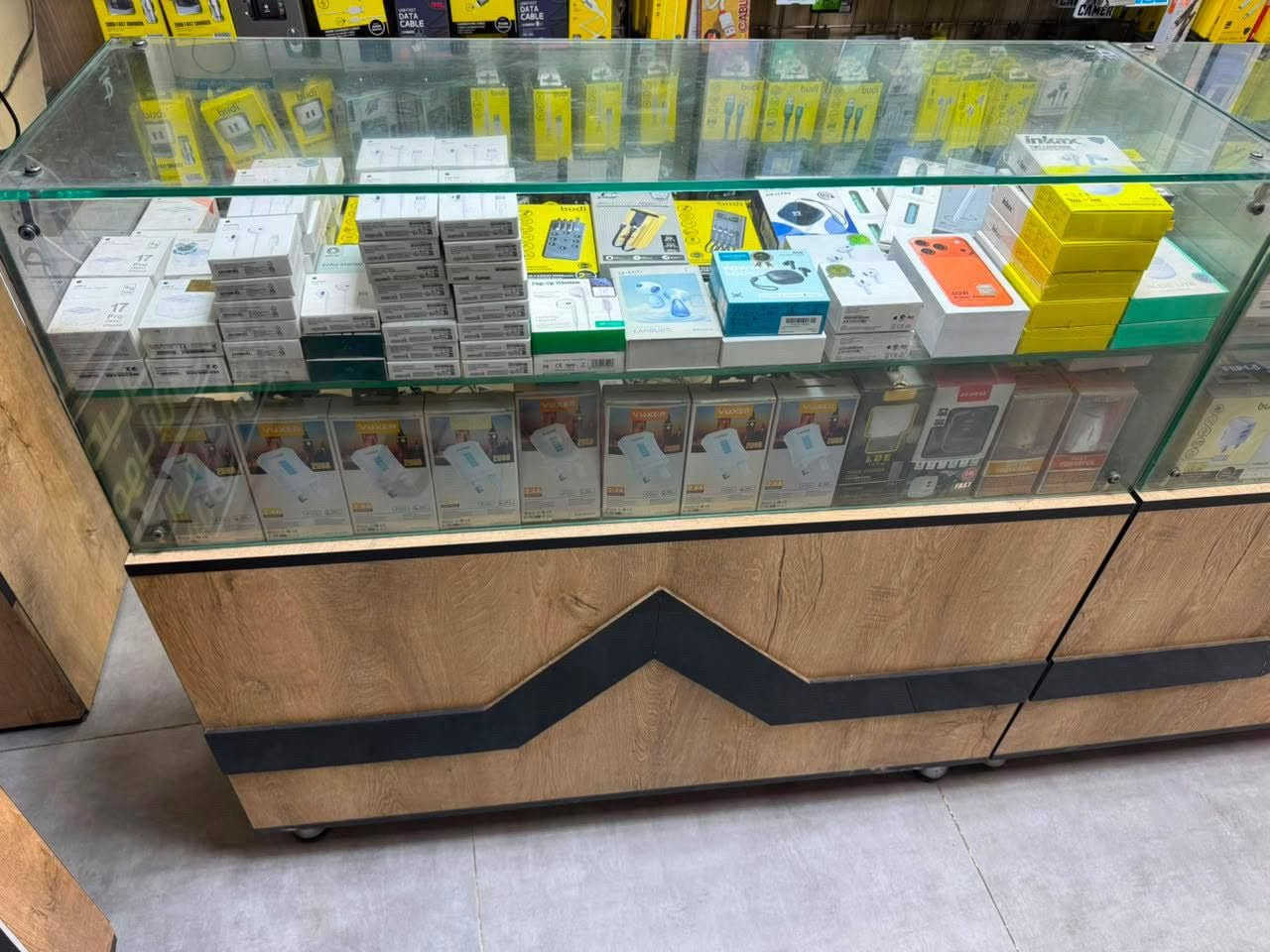 عندي ديكور محل موبايلات للبيع وتكدر تاخذ منة قطع 
الفاترينات جداً نضيفات عدد ٤


**إذا كنت صاحب هذا الإعلان وتريد حذفه لأي سبب، رجاءا أرسل رسالة إلى الدعم الفني**