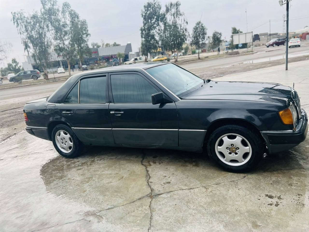 سه ره تا به ناوي خواي كه وره مارسيدز بينز ٣٠٠ موديل ٨٩ جوار جام كاره باي قه ئيده يه ده بله كاني نه ته قيوه جوار تايه تازه يه له زيره ته وه ره قه يه هيج تيانيه  مه حه ره كه به طه دوو نيوه ديله كو ره قه م سليماني  كارتي ية به نزيني له كله نرخ
٥٠ كه ميك مه عامه له
***********
به هاوكاري ئه دمين🌹❤️
