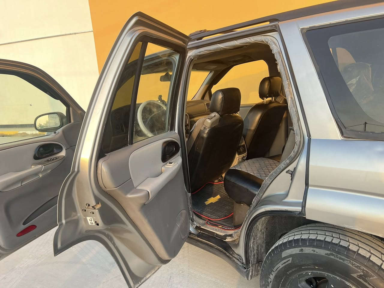 السلام عليكم
بلايزر خليجي مديل 2003 
كفاله من الضربه والصبغ والتبديل فقط مدكر الامامي جارد مثل ماموضح بالصور والباقي شوف العين السياره نظيفه وحلى من الصور كهربائيات كلها شغاله تبريد شغال 
مكينه 4200 قبق اسود المرغوب مكفول 
السياره رقم سليمانيه سنويه منتهيه صارلها سنه عدنه بيها وكاله عامه تريد تحويل تريد وكاله وتجديد حاظرين
مكانها بصره قرب المحكمه تقاطع العسكري 
السعر 85 وبيها مجال للشراي***********
