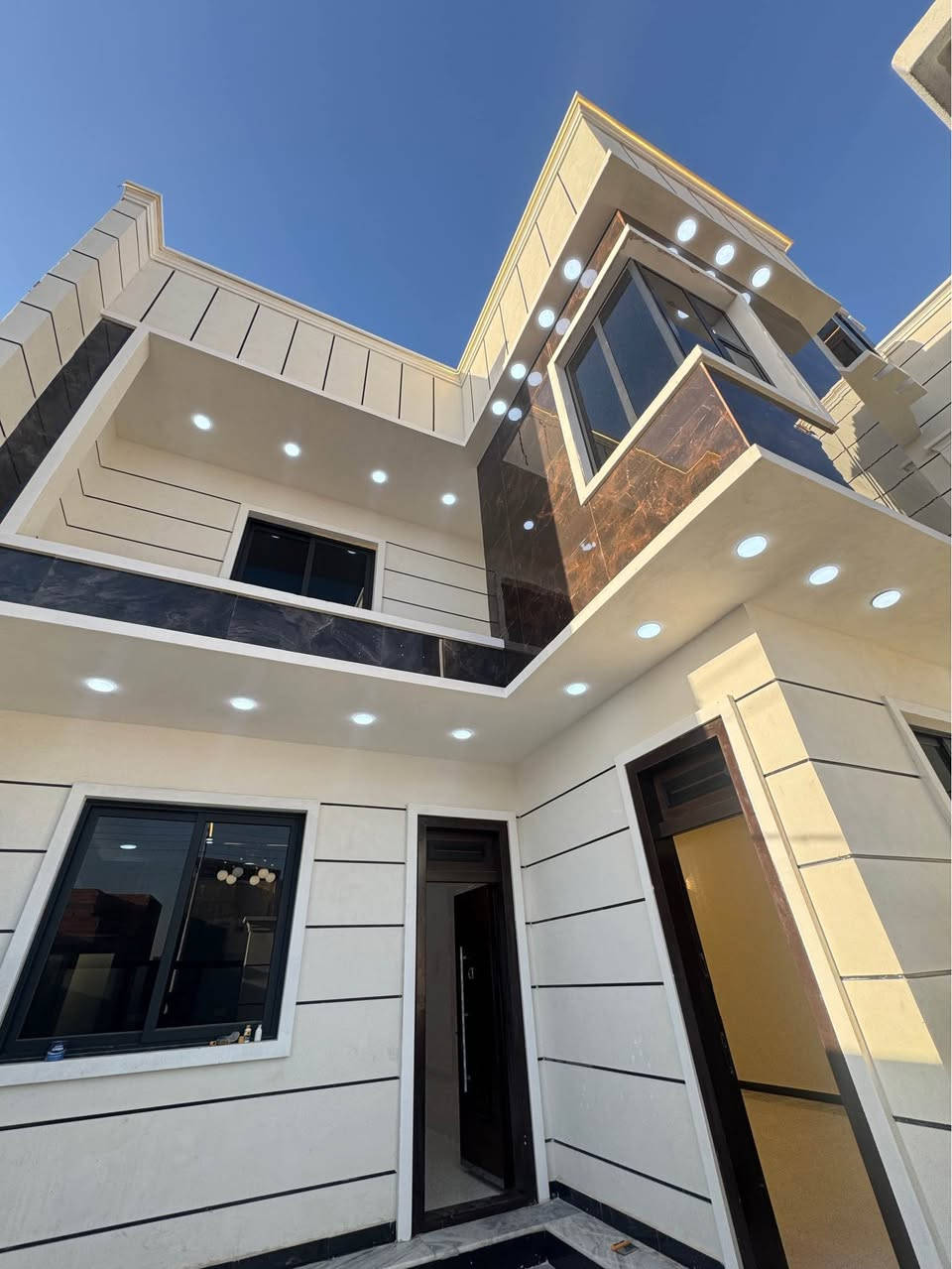 أختر منزل احلامك معا مكتب الذهبي للعقارات والمقاولات العامه 🏠  
استثنائيه بـ مواصفات عصريه حديثه ✨
تستلم مفتاح كامل من كلشي الاناره وغيرها جاهز لسكن 🔑
 البيت طابو عراقي وكاله بـ اسم المشتري ونسخه من الطابو 📄
الموقع .........🔴
البصره ابي الخصيب  منطقه ابو الجوزي 
يطل عل 3 شوارع 
بناء حديث درجه اولى واجهيه فخمه ترتيب هندسي 👷🏻‍♂️طابقين  الاساس رفت 
يبعد عن الشارع السايدين 700متر
تبليط الباب البيت 
  ————————🔹
يتكون البيت 🏘️  من 6 غرف نظام  سويت 
صحيات خارجيه وداخليه 🛁 
أبواب قاصه 🚪
صاله  
استقبال 
مطبخ 
حديقه 🪴
كراج 🚘
المساحه 200 متر 
السعر 188 💵 قابل للتفاوض 
 مكتب الذهبي للعقارات والمقاولات العامه مستمرين بعروض جديده ومميزه💎 
للاستفسار اكثر اتصال او مراسله واتساب 
0775811166📞0788 373 6415 البصرة, العراق
