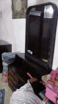 غرفة للبيع نضيفة بس محتاجة صبغ ٤ بوب وميز تواليت وميز أحذية وزاوية يعن...