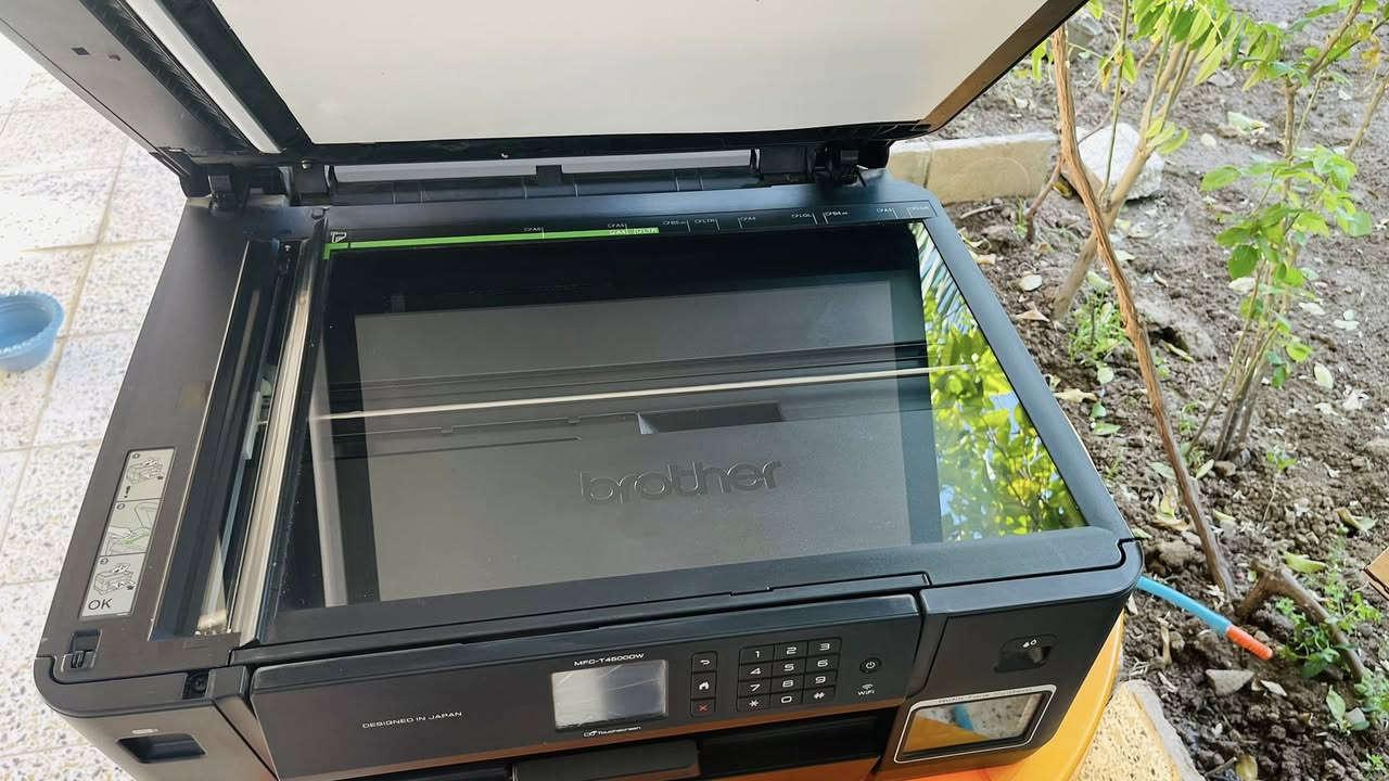 سلام عليكم طابعة brother للبيع غنية عن المواصفات ستعمال قليل ستعمال بيت جبتها فترة السادس وبس مواصفاتها 

• الوظائف: طباعة، نسخ (Copy)، مسح ضوئي (Scan)، وفاكس.
• حجم الورق: تدعم الطباعة والمسح الضوئي حتى حجم A3.
• نظام الحبر: نظام خزان الحبر المدمج (قابل لإعادة التعبئة بسهولة واقتصادي جداً في استهلاك الحبر).
• السرعة: تصل سرعة الطباعة إلى 22 صفحة في الدقيقة (أسود) و20 صفحة في الدقيقة (ملون).
• الدقة: دقة طباعة عالية تصل إلى \bm{1200 \times 4800} نقطة في البوصة.
• التوصيل: تدعم الاتصال اللاسلكي (Wi-Fi)، والشبكة السلكية (Ethernet)، والطباعة المباشرة من الموبايل أو عبر USB.
• المميزات الإضافية:
• طباعة تلقائية على الوجهين (Auto Duplex) حتى حجم A3.
• درج ورق رئيسي يتسع لـ 250 ورقة مع درج خلفي متعدد الأغراض (100 ورقة).
• شاشة لمس ملونة بحجم 2.7 بوصة للتحكم السهل.
• مغذي تلقائي للمستندات (ADF) بسعة 50 ورقة
قيم بلي يرضي الله وتدلل 
مكاني ديالى بعقوبة متوفر توصيل 
اتصال ‭0770 336 4893‬
وتساب ***********
