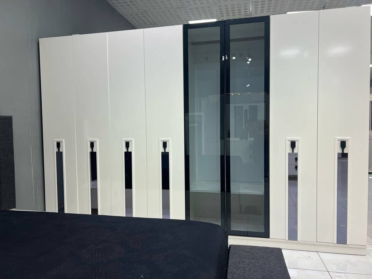 السلام عليكم عندي غرفه نوم ٩ قطع جديده جديده استعمال شهر وبيها ضمان ٥ سنين جربايه مخزن مكاني بغداد الدوره مشتريها ب مليون و ٣٠٠ ورايدها هسه ب ٨٠٠ /***********
