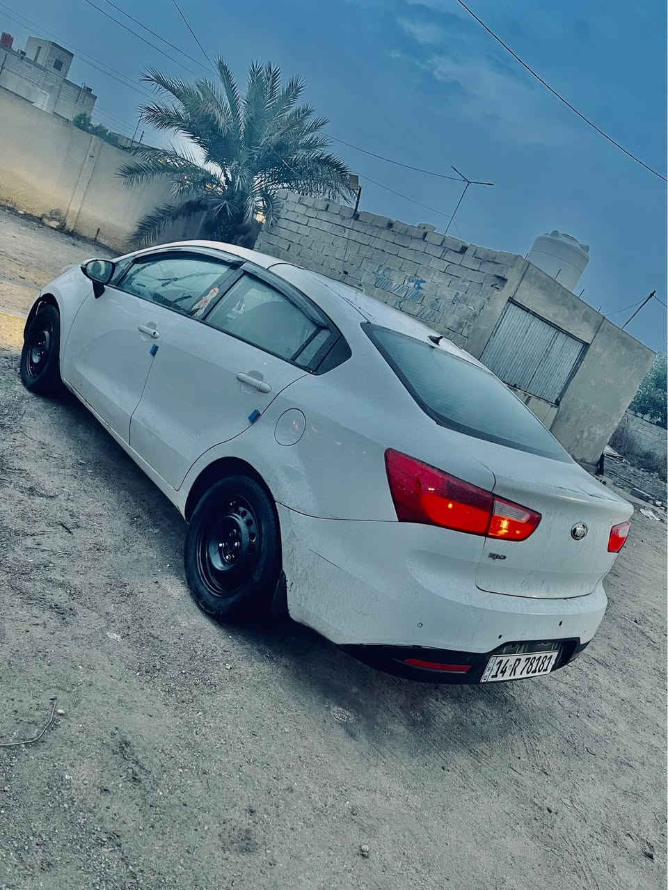 السلام عليكم خوان كيا ريو2014للبيع رقم بصره الجديد سنويه للـ29ماخذها من راعيها السياره بيها كازكيت +خزان راديتر طاك 
السياره تخم تاير كهربائياتها كلها شغاله تبريد التدفئه ملغيه السياره رايدها بـ70ابيع كوم حديد فقط رسميات العنوان البصره الجزيره شارع الصقر الهاتف(***********) للمعلومه السياره تشتغل وتمشي مابيها اي شي بس صار بيها ضغط وطك الخزان يعني ماخابطه بصوره عامه بس انا ابيع كازكيت البصرة, العراق
