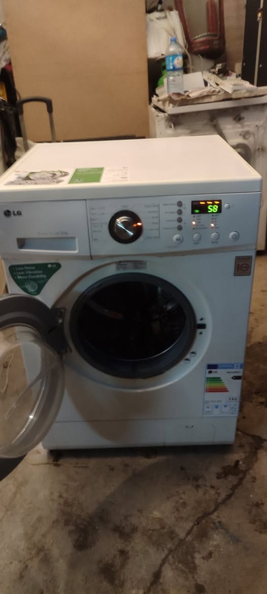غسالة LG كوري اصلي 
8كيلو شاشة  رقمية نظيفة التواصل علا الرقم ***********
