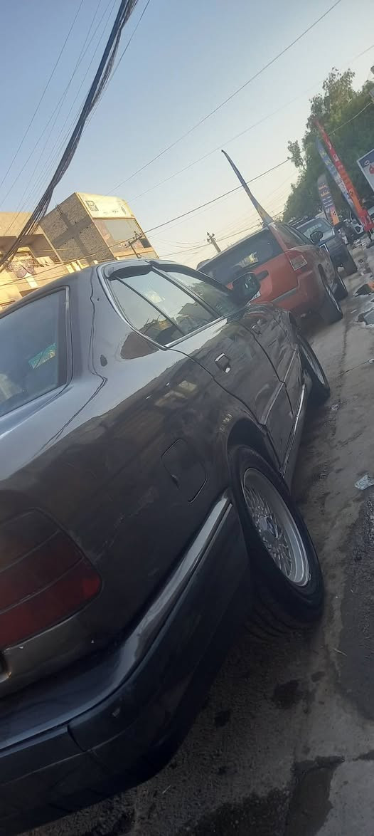 سلام عليكم عندي هاي بي ام موديل ٩٠اصلي الحجم مفتوح ٥٢٥ كير عادي مكينه وكير جديد تخم تاير جديد ويل كب جديد جام كهرباء دبل كمبيوتر بدون تبريد اصلي رقم بغداد تحويل مباشر داخل جلد كهربائي كل شغاله فتحه سنتر لوك مكانه لشعب رقم ***********لسعر  ٢٩
