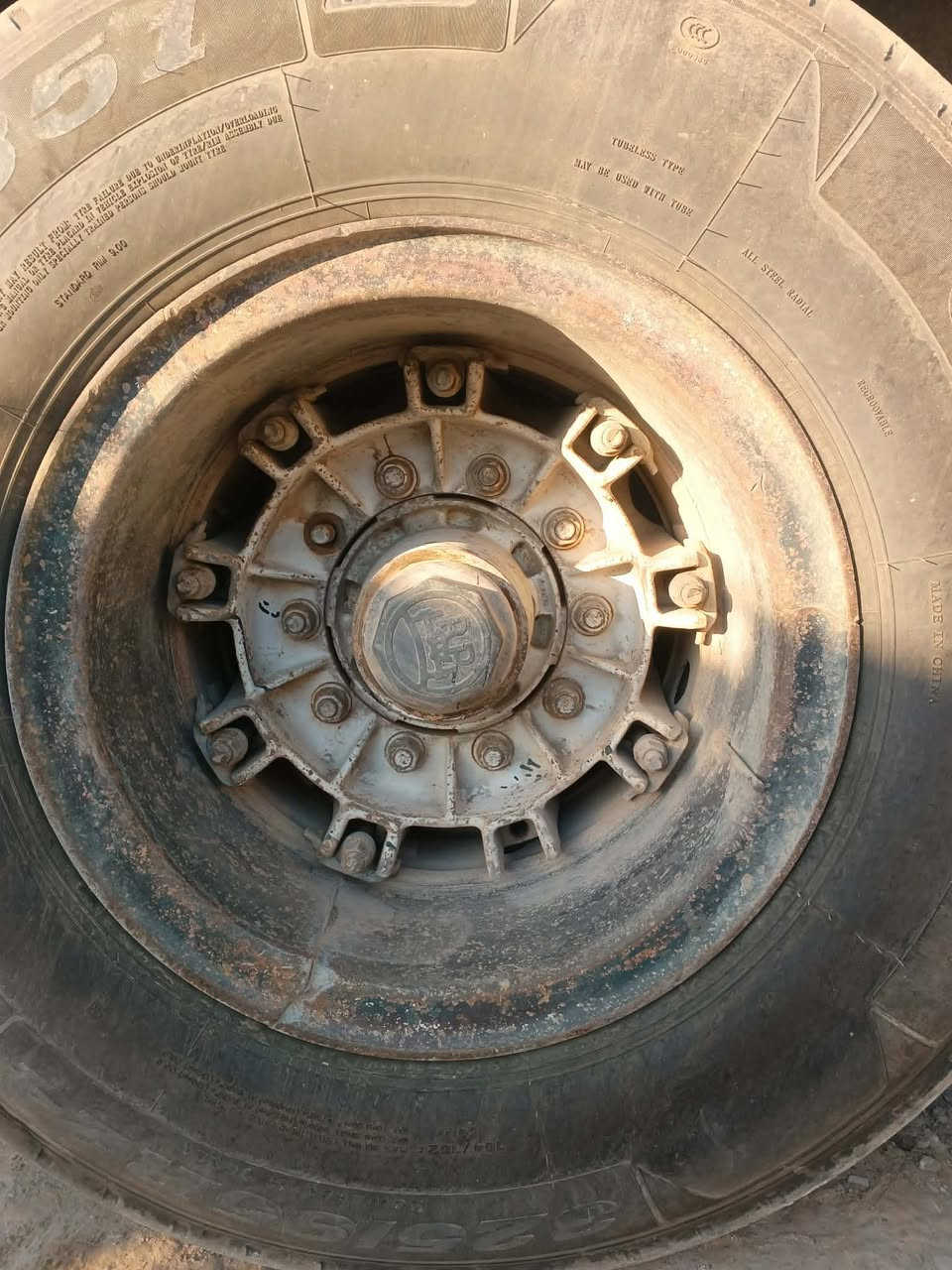 السلام عليكم براميغ ابو ٩عدد ٦ وويلات عدد ١٢ وطواكه واستدات ولقم مع ٦ ازواج تاير جدد ***********
