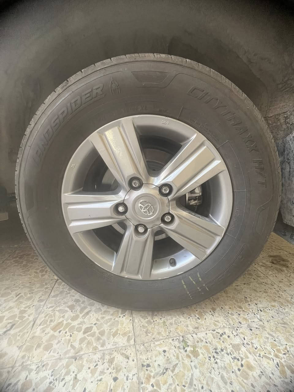 كل الشكر والتقدير للادمن لاندكروز ٢٠٠٩ محدث ١٣ رقم بصره إنكليزي سنويه لل٢٨ مصبوغه فرن تغيير لون من اسود لذهبي حادث جاملغ تبريد حداديه كير محرك ماناقصها برغي ٦ سلندر ستينيه السعر ٢٨٥ وبيها مجال بسيط للاستفسار ابو احمد ***********
