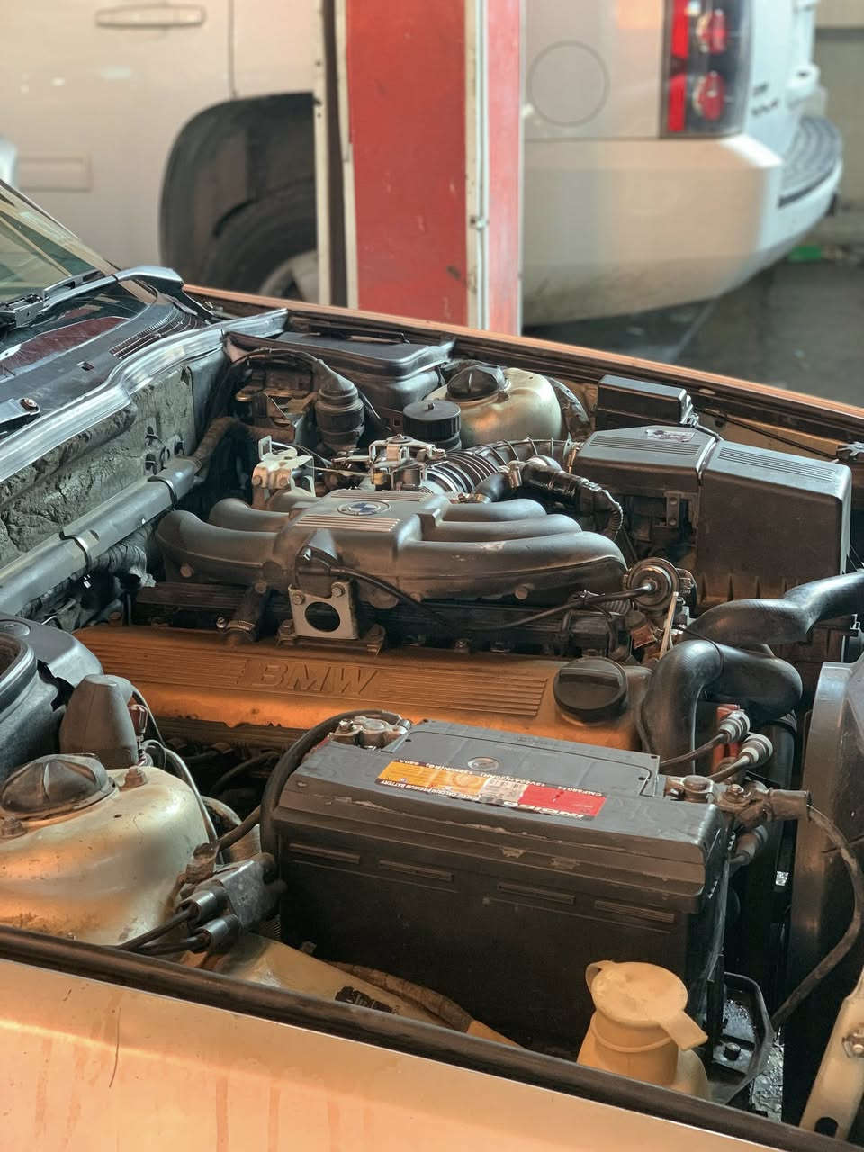 سلام عليكم 525 موديل 1990 للبيع على بلاد بدون صبغ سيارة كلها بلادية سعر 63 ورقة وبيها مجال اتصال على رقم ***********
