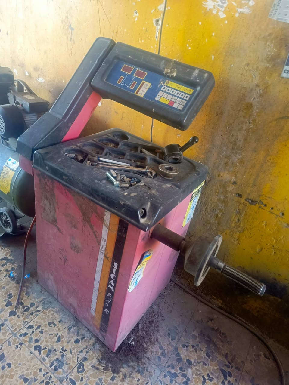 السلام عليكم
غراض محل كامل حته صوندات وياه 1200 رايدهن الي يفيدنه بخدمته رقم *********** النجف ملعب النجف القديم
