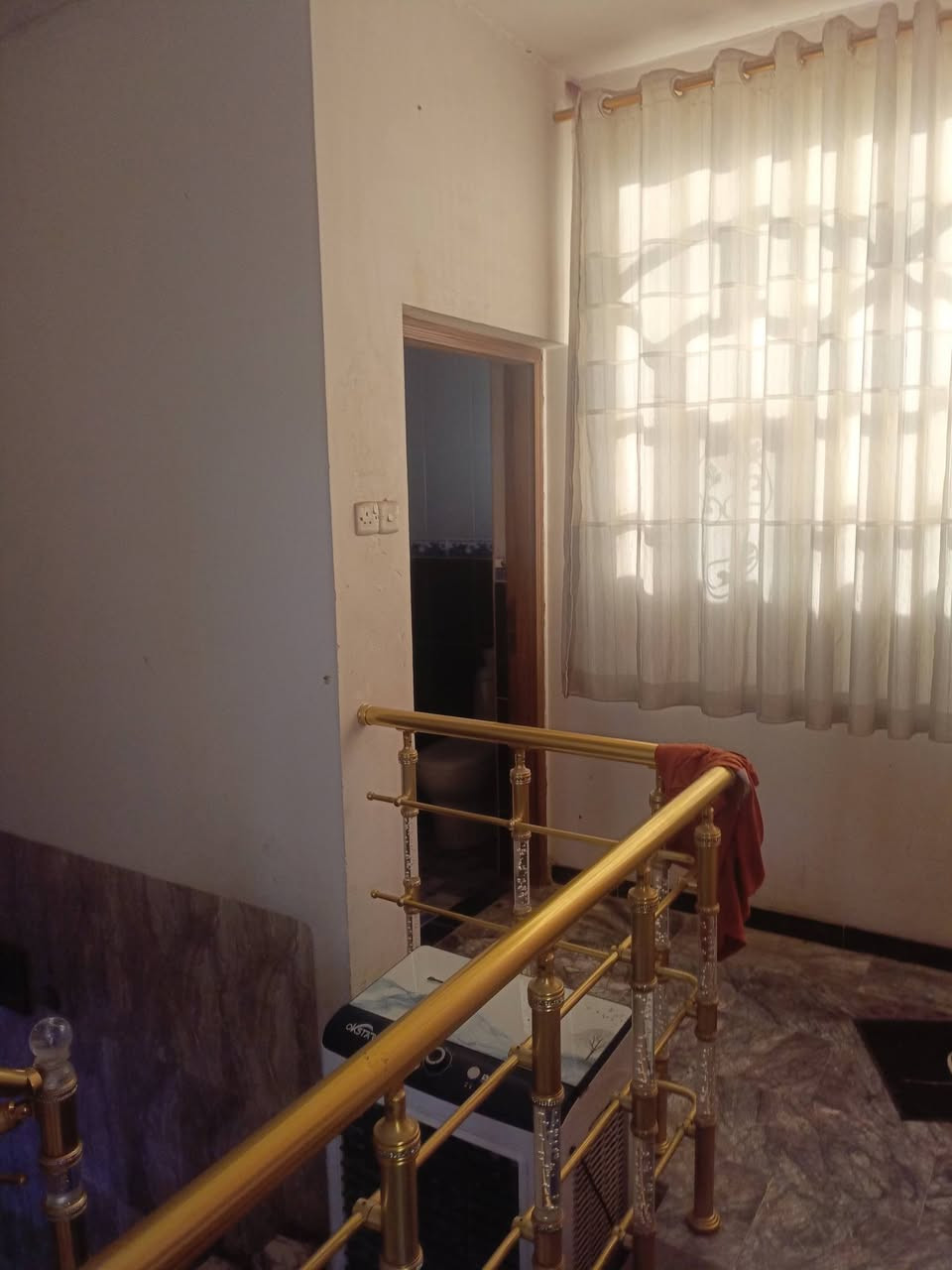 السلام عليكم بيت 120متر للبيع الغرير النزله مال الجامع فرع أسواق عبوسي ثلاثة غرف نوم صاله كبيره مطبخ كبير حمام إثنين لاستفسار ***********
