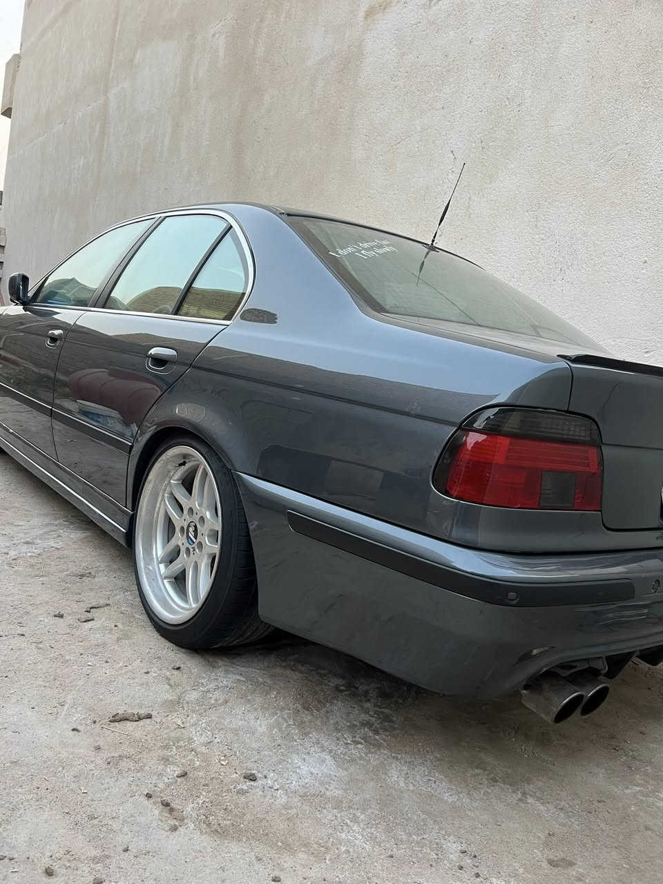 صلوا على النبي(ص)
صلوا على النبي(ص)

🚗 للبيع BMW E39 540i موديل 2000
السيارة رقم بغدادباسمي تحويل مباشر 

🔹 المحرك:
V8 سعة 4.4 لتر

🔹 الهيكل والكهربائيات:
 • السيارة مصبوغة صبغ عام للجمالية فقط(صورها قبل الصبغ موجودة)
 • الكهربائيات على وضع الشركة، ما ملعوب بيها

🔹 المواصفات الأصلية (بلادي):
 • بردات يدوية بالأبواب الخلفية
 • بردة جامة خلفية كهربائية
 • شاشة بلادي + CD Changer
 •  بلادي GPS
 • سبووفر نوكيا 
 • كشنات كهرباء مع ذاكرة 3 وضعيات لكرسي السائق
 • حساسـات خلفية
 • صندوك بصمة
 • مرايا جانبية شفط وضد التوهج
 • تبريد بتحكم منفصل يمين ويسار
 • دبل جام (نادر بهالموديل)
 • مراية وسطية ضد التوهج
 • Airbag

🔹 الإضافات:

 • منظومة LED :
ناصي أبيض 
عالي أصفر + ليزر ابيض
💰 سعرها 400$

 • سوارات LED حمر 45 واط
 • فان كهربائي مع كارت للحفاظ على الكعربائيات بدون جطل ووايرلت زايدة 
 • سبايدر خلفي سلّم
 • منفذين كزوز (واحد حقيقي + واحد شكلي)
 • لحية امامية
 • دوسات جانبية عمل خاص شغل مميز💰 كلفت 200$
 • ستيرن X6
 • عدادات X6 ملونة (متوافقة بدون أي مشاكل)
 • قبضة گير كوبرا
 • صاجية گير كاربون فايبر M5
 • كفر دسكـات أحمر بريمبو

🔹 M Package بلادي:

 • جاية من الشركة بكت M5 خارجي

 • غرفة M5 لون رصاصي

 • ويل M5 تو سايز

 • نوزلاتها تعبانه انطيك شجرة كاملة جديدة مال گصة وياها

🔹 الصيانة :

 • بلكات جديدة

 • فيتبم جديد

 • فلتر بانزين جديد

🔻 النواقص (بكل وضوح):

 • ايرفلو يحتاج تبديل

 • حدادية خلفية

 • دفيوزر خلفي بي كسر

 • فطر بالدعامية الأمامية من جهة التاير عكس السايق
السعر 130$

اي شي تحب تعرفه هذا رقمي وتدلل وتشلع عيوني 

***********
