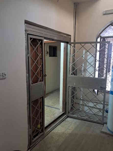 بنايه للايجار في الدورة ابو دشير الشارع العام  شقق تصلح مكاتب او عيادات او معهد تدريس طلاب غرف كبيره مع صحيات 
محل كبير للايجار بطول ٤×٢٠ للتواصل ***********
