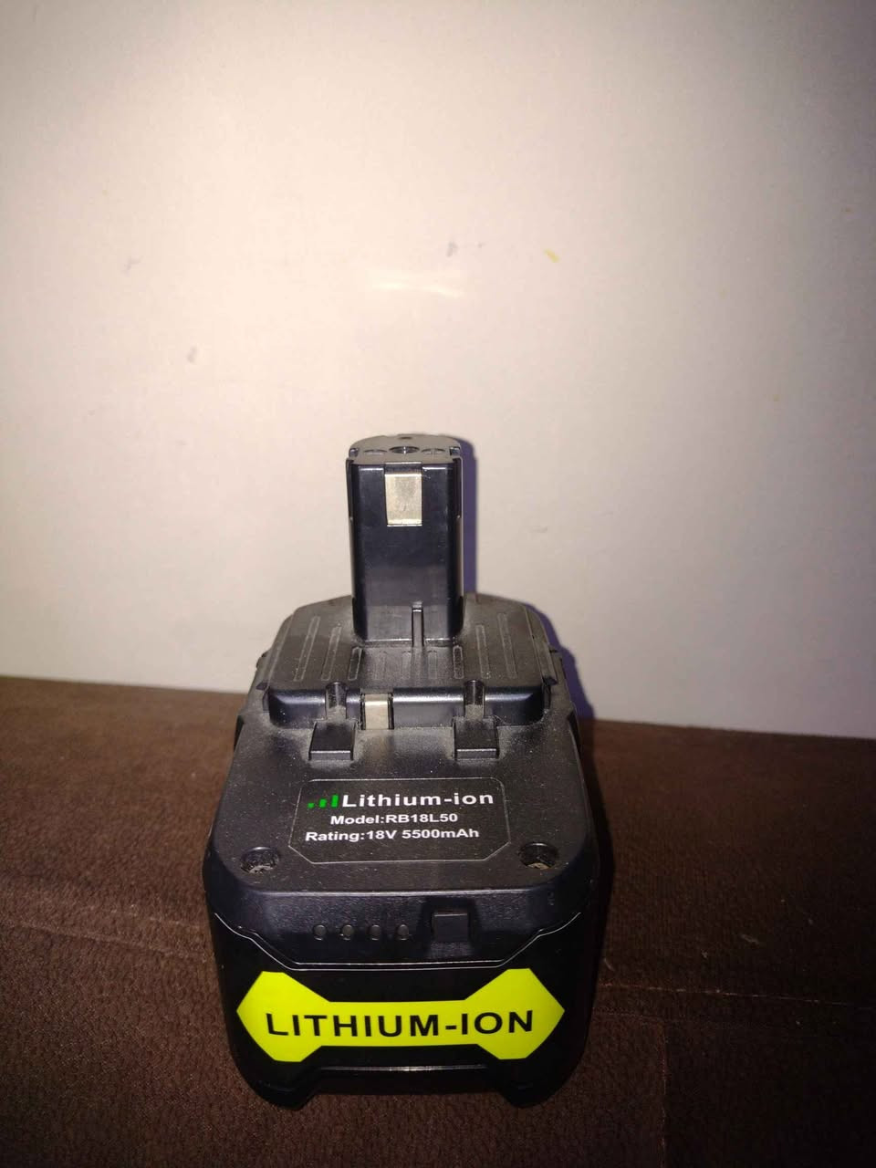 ئەمە باترییەکی بارگاوییکەرەوەی لیسیۆم-ئایۆنە (Lithium-ion) کە تایبەتە بە ئامێرە کارەباییە دەستییەکان (Power Tools) وەک دریل، کۆسەرە، یان مشاری دەستی بێوایەر.
​ئەمەش زانیارییە وردەکانیەتی بەپێی ئەوەی لەسەر لێبڵەکەی نووسراوە:
​تایبەتمەندییە تەکنیکییەکان:
​ڤۆڵتیە (Voltage): 18V (١٨ ڤۆڵت).
​توانای کۆگا (Capacity): 5500mAh (واتا 5.5 Ampere-hour)، ئەمەش توانایەکی زۆر باشە و وا دەکات ئامێرەکە بۆ ماوەیەکی درێژ ئیش بکات پێش ئەوەی پێویستی بە بارگاوییکردنەوە (شەحن) بێتەوە.
​وزە (Energy): 99Wh (٩٩ وات لە کاتژمێرێکدا).
​مۆدێل (Model): RB18L50.
​بۆ چی دەبێت و بۆ چ ئامێرێک بەکاردێت؟
​شێوەی ئەم باترییە (ئەو بەشە لولەکییەی سەرەوەی کە دەچێتە ناو ئامێرەکەوە) و کۆدی مۆدێلەکەی نیشانی دەدەن کە ئەمە باترییەکی جێگرەوەیە (Compatible) بۆ ئامێرەکانی مارکەی ڕیۆبی (Ryobi ONE+).
​لە خوارەوەی لێبڵەکە نووسراوە کە دەتوانرێت بخرێتە شوێنی ئەم مۆدێلە کۆنانەی باتری ڕیۆبی:
​P102, P103, P104, P105, P106, P107, P108
​واتا ئەگەر هەر ئامێرێکی جۆری Ryobi یان ئەو ئامێرانەی کە بەو جۆرە باترییە کاردەکەن لای تۆ هەبێت، ئەم باترییە بە تەواوی بۆیان دەبێت
گەیاندن هەیەو بەشەرت السليمانية, العراق


**إذا كنت صاحب هذا الإعلان وتريد حذفه لأي سبب، رجاءا أرسل رسالة إلى الدعم الفني**