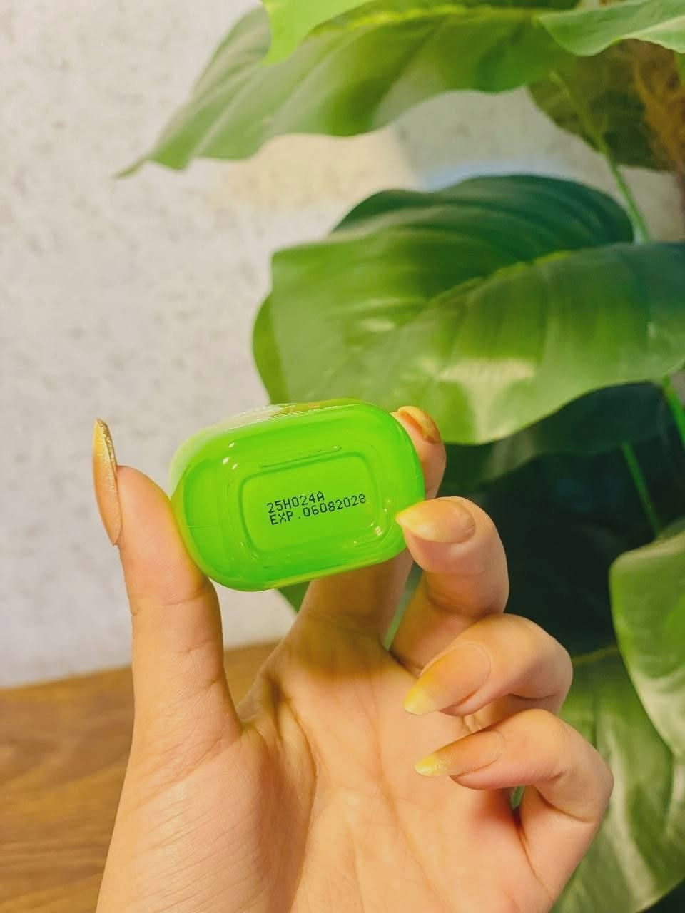 ✨سيروم Eqqual Berry Green Aid Aloe PDRN Calming هو منتج كوري مصمم لتهدئة وترميم البشرة الحساسة والمتهيجة. يهدف هذا السيروم إلى تقليل الاحمرار، وتوفير ترطيب عميق، وتقوية حاجز البشرة الواقي. 
✅الفوائد الرئيسية:-
✔️ يوفر السيروم إحساساً فورياً بالبرودة ويقلل الاحمرار والتهيج بفضل مكون PDRN المشتق من الصبار (بتركيز 50,000 جزء في المليون).
✔️ يساعد PDRN على تحفيز إصلاح الخلايا ويدعم دورة التعافي الطبيعية للبشرة، مما يعزز المرونة ويجعل البشرة تبدو أكثر صحة بمرور الوقت.
✔️ يحتوي على 5 أنواع من السيراميدات (Ceramides) التي تعمل على استعادة الدرع الواقي للبشرة وحبس الرطوبة العميقة، مما يجعل البشرة أقوى في مواجهة الجفاف والعوامل البيئية الضارة.
✔️ تشمل المكونات الرئيسية أيضاً مركب 5-CICA والأرطماسيا (Artemisia) لتهدئة طويلة الأمد، وحمض الهيالورونيك (Hyaluronic Acid) للترطيب العميق.
✔️ تركيبته خفيفة الوزن وغير مسببة لانسداد المسام (non-comedogenic)، مما يجعله آمناً للاستخدام اليومي ومناسباً للبشرة الحساسة والمعرضة لحب الشباب.
#الاصلي المنشأ كوريا 🇰🇷💯
سعر الدرزن 
يوجد لدينا توصيل الجميع محافظات العراق✔️✔️


**إذا كنت صاحب هذا الإعلان وتريد حذفه لأي سبب، رجاءا أرسل رسالة إلى الدعم الفني**