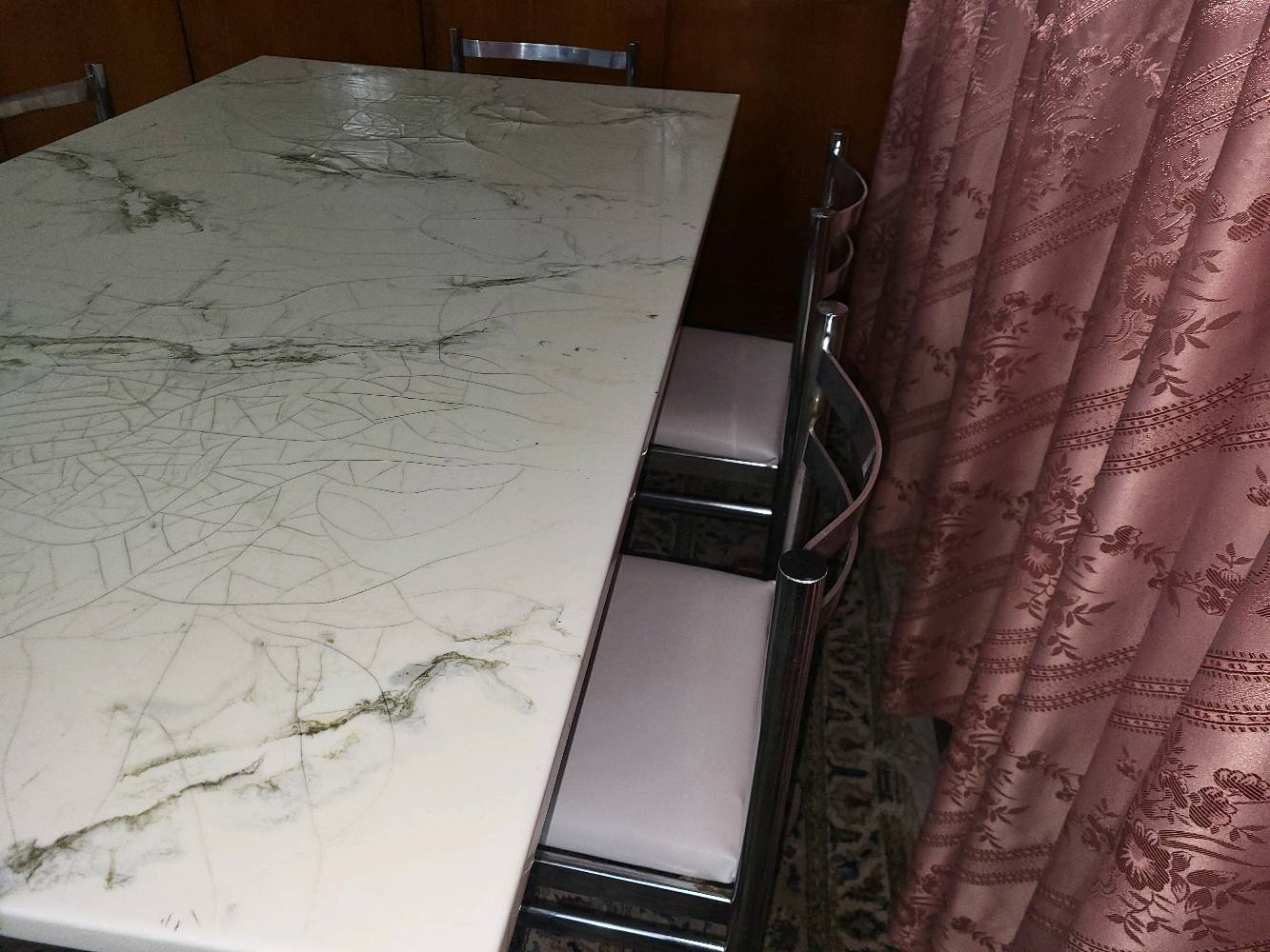 ميز طعام مستعمل بحالة ممتازة، مع 6 كراسي ودوشمة جديدة. 
العرض 1 متر 
الطول 180cm 
الميز مستعمل وبحالة ممتازة 
الكراسي دوشمة جديدة 
اللون ابيض الى بيجي (اوف وايت) 

الاتصال على الواتس اب 
***********
السعر 
300,000 الف عراقي