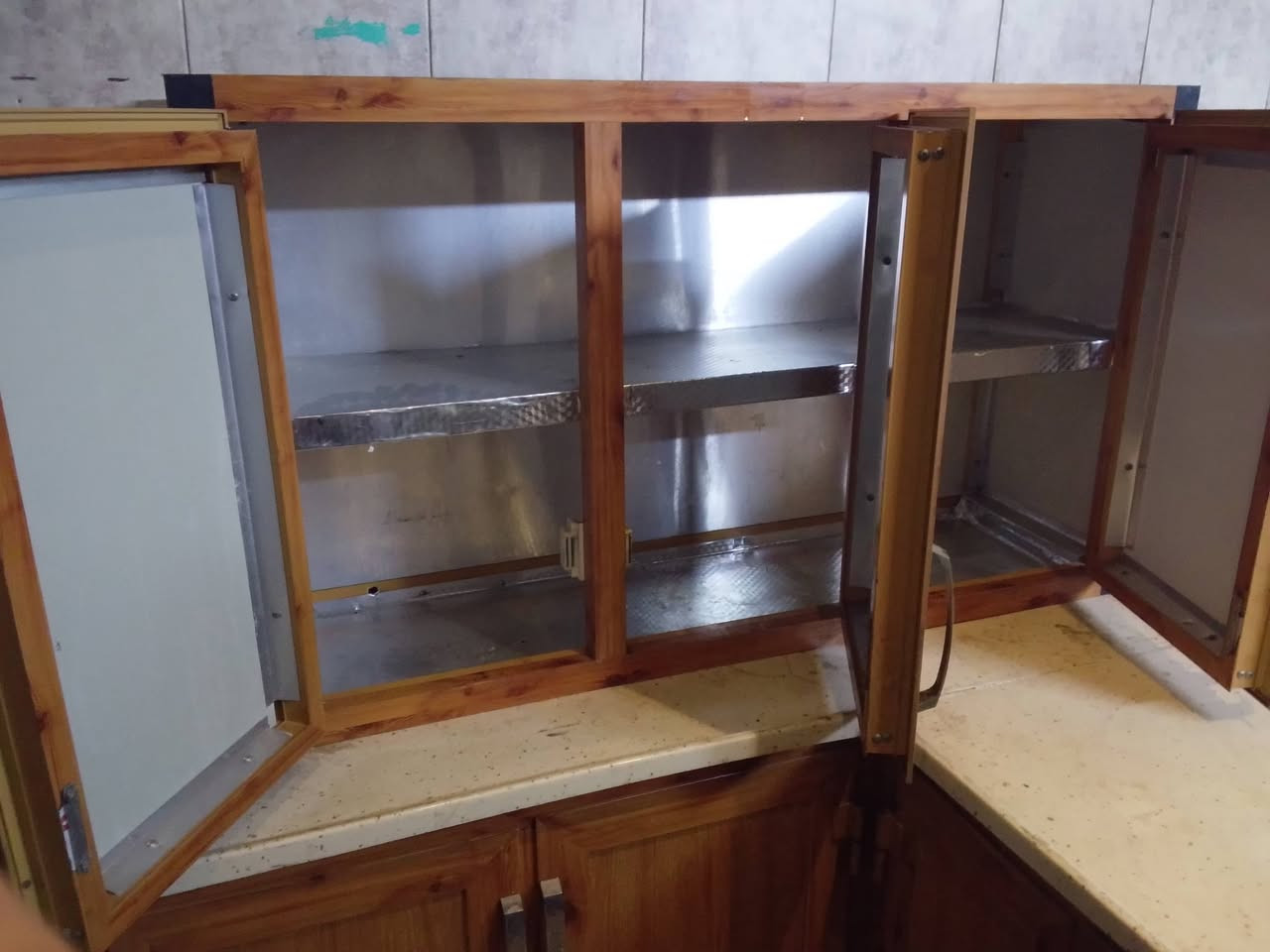السلام عليكم 
كاونتر المنيوم حرف L)
كاونتر الطول مترين وربع (225)
العرض متر وعشرين+ الملحق متر وعشرين 
الكاونتر ويا مرمر لون صاج 
السعر 250 
للاستفسار على الرقم ***********
