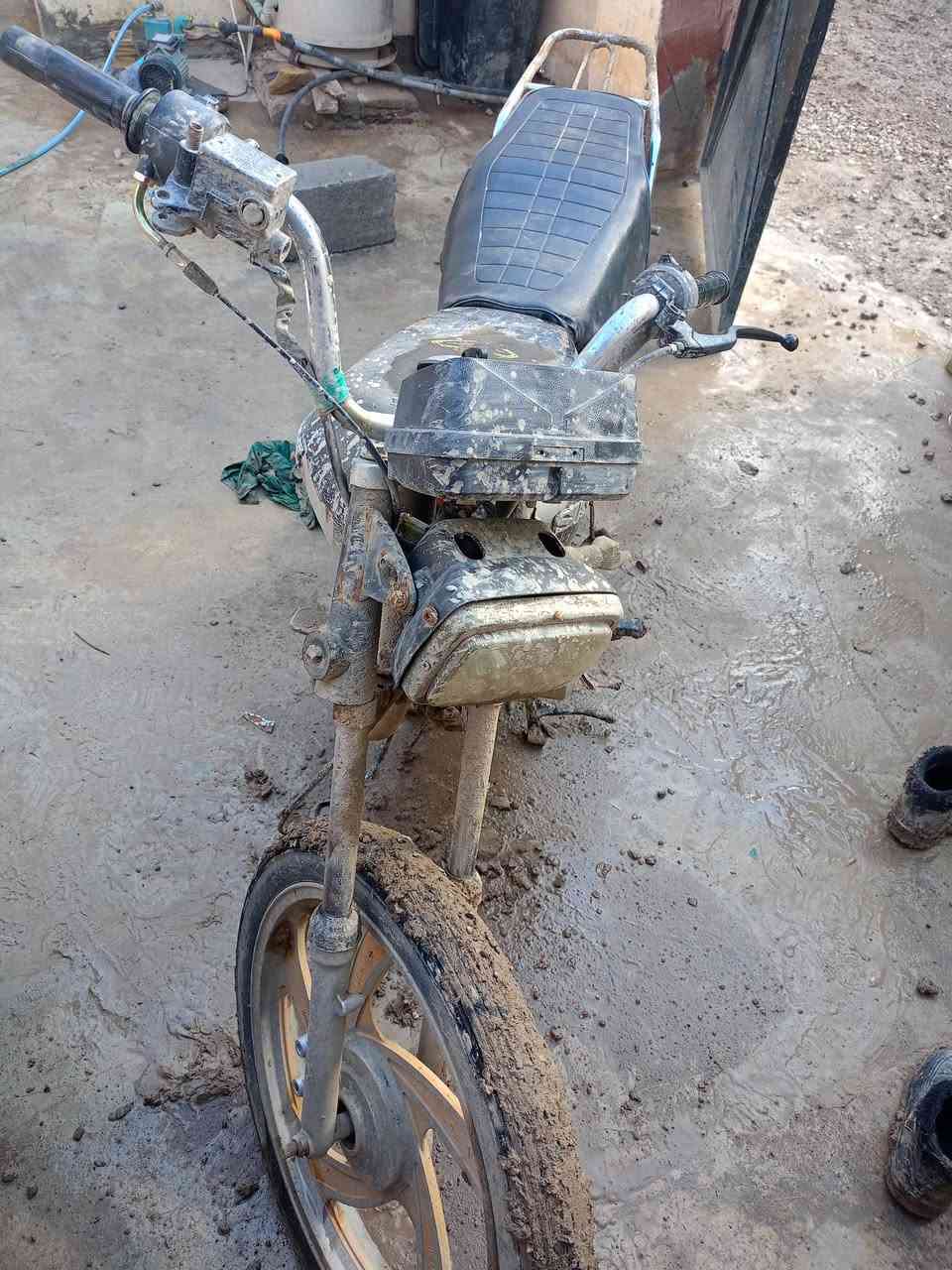 سلام عليكم دراجه ايراني خمسه كير للبيع مكينه نضيفه تايرات نضاف دراجه مال شغل موديل 19 مكينه نامه ام الحفر شغاله هندر وسلف شغال نقص باتري وربط كهربائيات لايت شغال مكاني ديالى بعقوبه كاطون مكتب بيروت *********** سعرهه 200 وبيهه مجال
