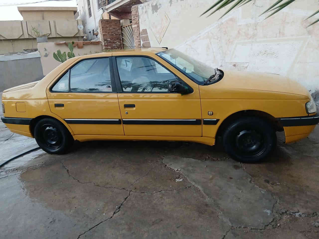 سلام عليكم من رخصة الادمن بيجو 405 موديل 2015للبيع سياره جاهزه كير ومكينة وحدادية خير من الله وصل خط وبحث جاهزات رقم بغداد مشروع وطني. سنويه ماساقطه بيه باب السايق مبداله بقطه مال كصه.  ***********
