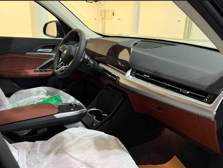 BMW iX1 2026 – eDrive25L M Sport Package | كهربائية بالكامل | صفر كيلو متر مع الرقم | السعر: 29,000$

للبيع BMW iX1 موديل 2026 كهربائية 100% فئة eDrive25L مع حزمة M Sport، صفر كيلو متر مع الرقم.

القوة: 204 حصان (150 kW)

الدفع: أمامي FWD (محرك واحد)

العزم: 250 نيوتن.م

التسارع 0–100 كم/س: 8.6 ث

المدى: 510 كم

سعة البطارية: 66.45 kWh (NMC)

الشحن السريع: 0.53 ساعة

شحن AC: 10.5 ساعات

استهلاك الطاقة: 14.2 kWh/100km

الوزن: 1948 كغم
السعر المطلوب: 29,000 دولار
***********
