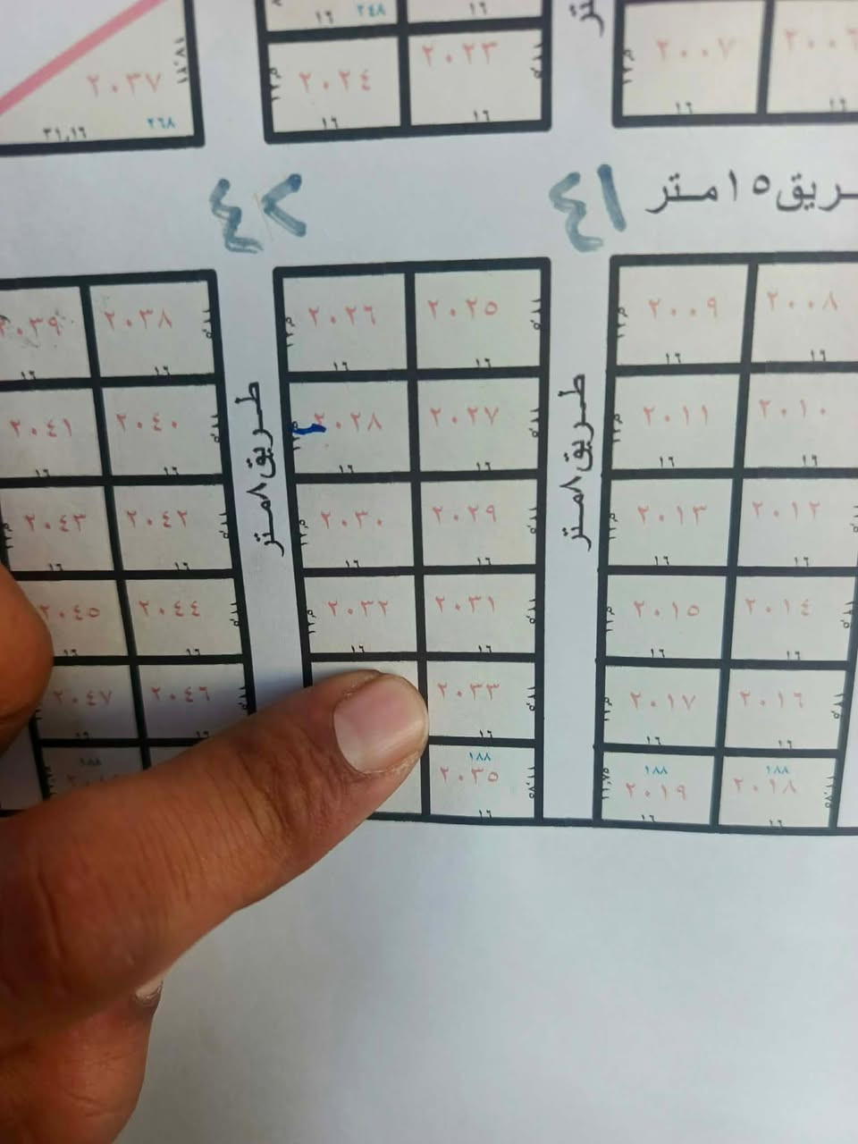 السلام عليكم يوجد لدينا قطعه ١٠٠ م مساحه الواجهة ٦وربع في الدورة مجمع الرحمن  السكني  شارع٤١ للبيع بدون دلاليه اني صاحبه قطعه في مجمع الرحمن سعر ٣٥ سند ٢٥ مكفوله من شركه كاملة للاستفسار متوفر واتس اب ***********
