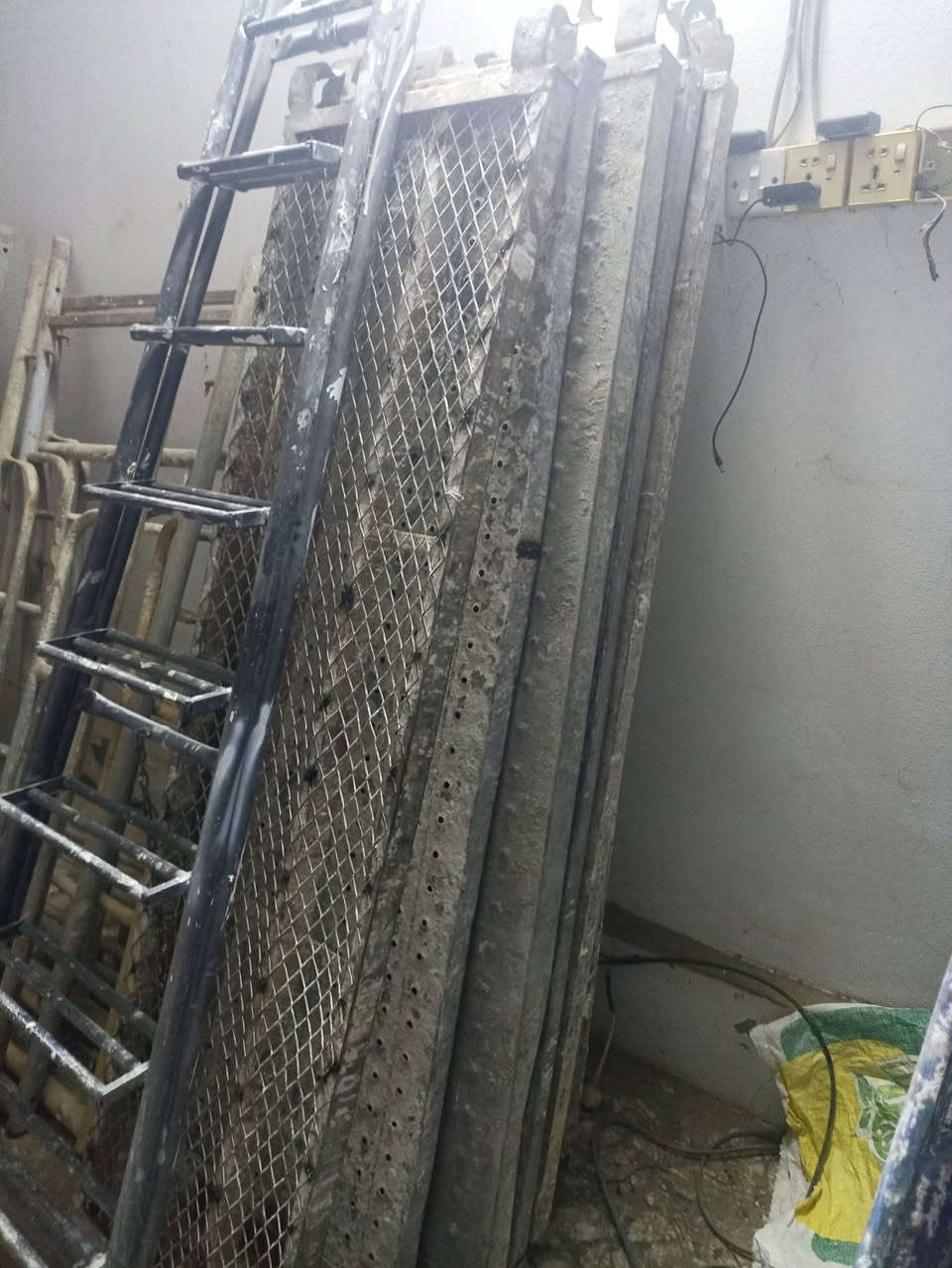 سكلات للبيع عدد7خمس سكلات ارتفاع مترين في 90وثنين سكلات متروسبعين ارتفاع في 90عرض العنوان الديوانيه قضاء المهناويه سعرالسكله 65بيهن مجال بصيط ينباعن كلهن ماابيع مفرد***********
