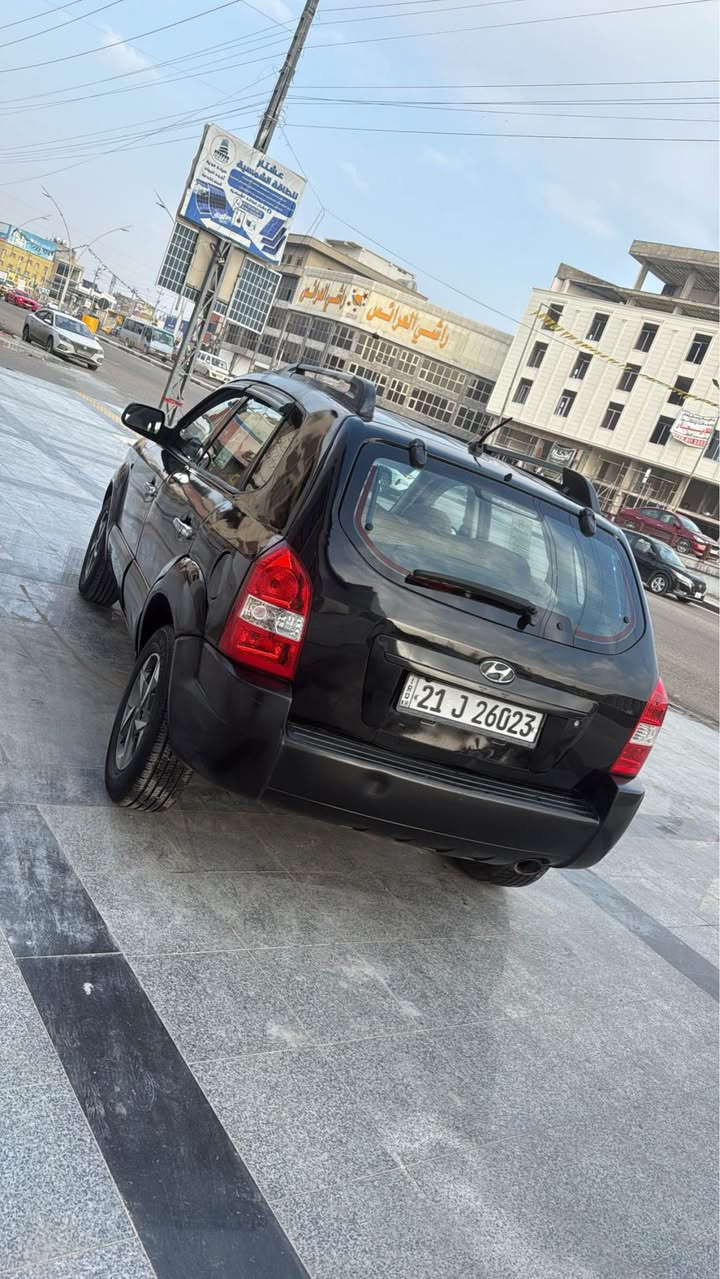 توسان 2009 خليجي رقم سليمانيه سنويه هزه جديد لحد 2030  (صبغ عـااااااام مكلوب حوض وبجم نضيف) مواصفات :- سقف اسلايت ،  5 ويل كروم ، شاشه كامره خلفي  كشن جك .كًير محرك تبريد صدر بشرط سعر 77$ لاستفسار  *********** كركوك, العراق
