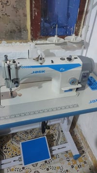 ماكينة خياطة للبيع صارله شهر من اشتريتة سعر 450 بيها مجال 07711865097