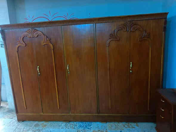 غرفه خمسة أبواب نظيفه قنصور ظهرجمبر ارتفاع 210 السعر 425 العنوان.حي تسعين نهاية حي صدام *********** موصل
