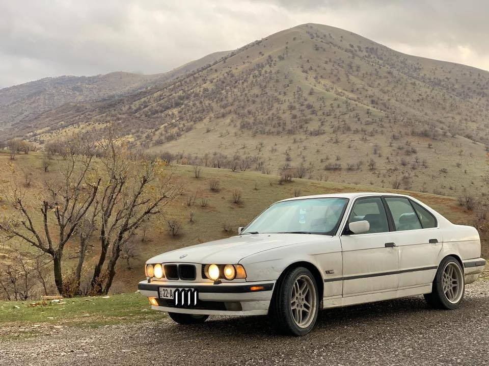 BMW موديل94
السيارة نظيفة بيها صبغ قليل جدا ( مو صبغ عام ) 

520 محرك صقر28 تك فانوس 

كير عادي
مواصفات نص فول 
تبريد ثلج ❄️ 

داخلها نظيف جدا 

ويل m 

تخم تايرات كوري جديد 

السيارة رقمها اربيل وبأسمي 

محرك وكير وكهربائيات بشرط نظيفة جدا 

السعر 63 ورقة وبي مجال بسيط

السيارة موجودة في السليمانية 

التواصل *********** وبي واتساب
