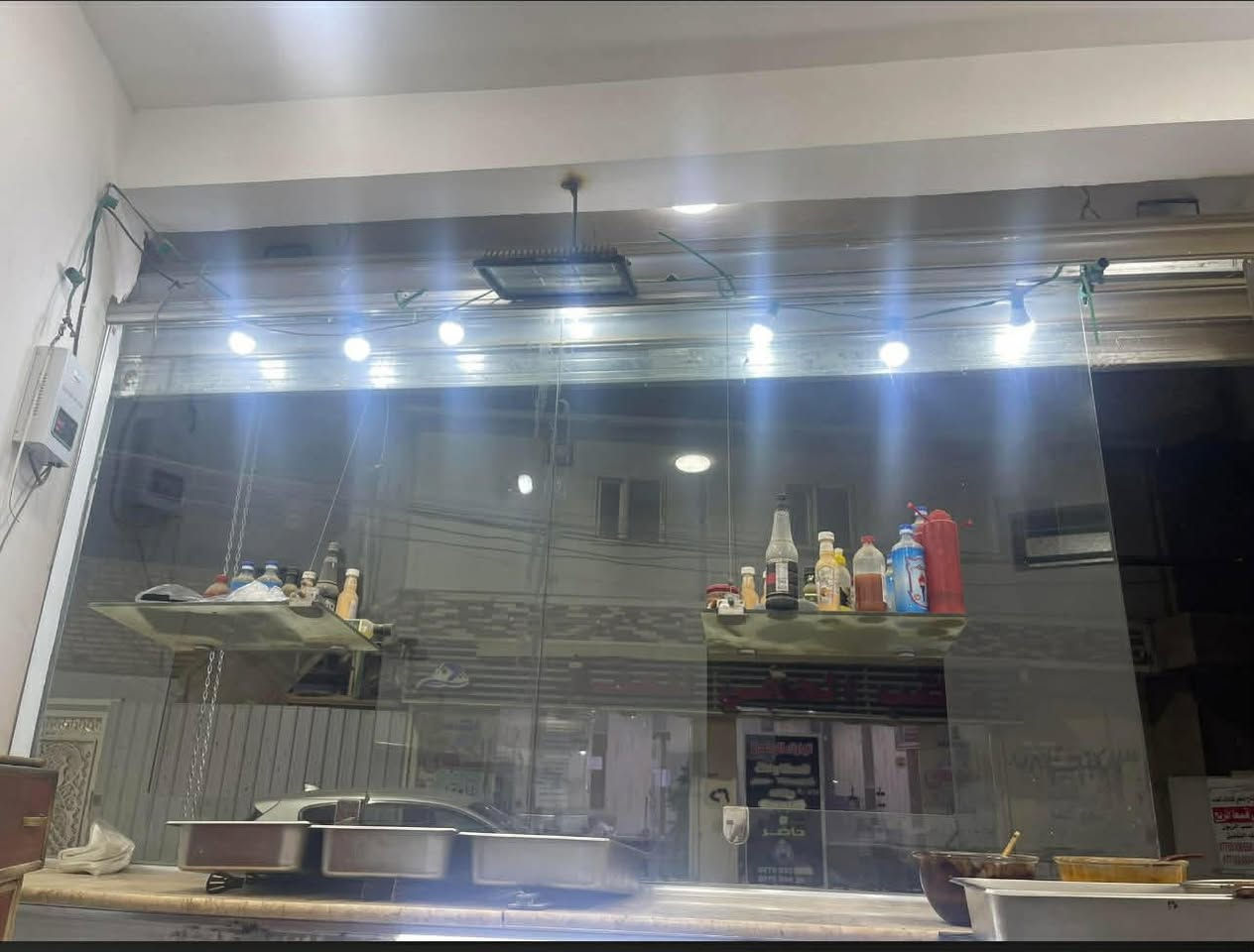 10 ملم قياس 3 متر عرض وارتفاع 170 تصلح محل فلافل او حلويات مكاني الكاظميه *********** سعرها 300 الف
