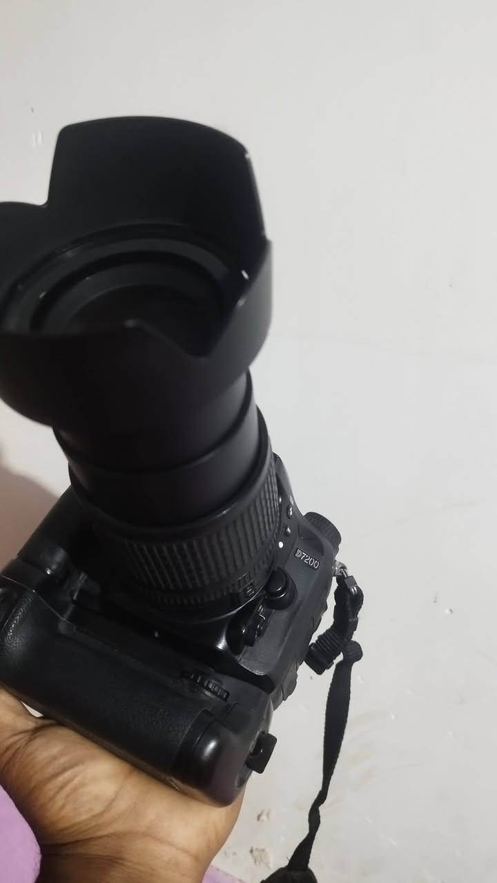 هذه كاميرا Nikon D7200 الرقمية ذات العدسة الأحادية العاكسة (DSLR).
تتميز الكاميرا بدقة 24 ميجابكسل لتصوير صور عالية الجودة.

تتضمن الكاميرا تقنيات اتصال WiFi و NFC لنقل الصور بسهولة. 

تأتي هذه الكاميرا مزودة بعدسة، وقد تختلف مواصفاتها بناءً على الحزمة (مثل عدسة AF-S 18-140mm). [1, 2]

المكن  نجف الحيره السعر900بيه مجال


**إذا كنت صاحب هذا الإعلان وتريد حذفه لأي سبب، رجاءا أرسل رسالة إلى الدعم الفني**