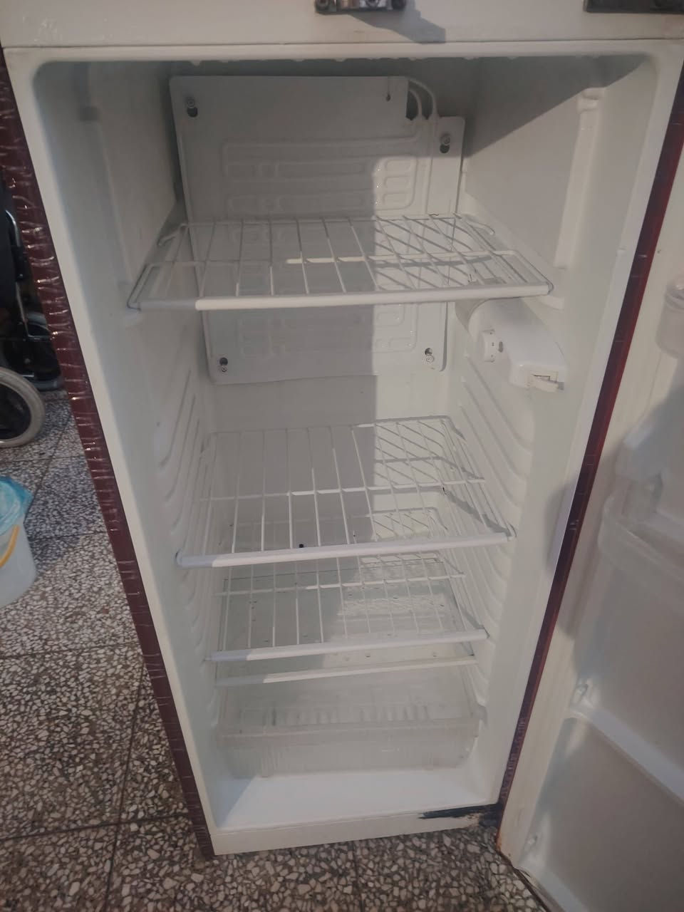 ثلاجات اثنين نظيفات العنوان الحرية السعر ٣٠٠ اثنينهن الرقم ***********
