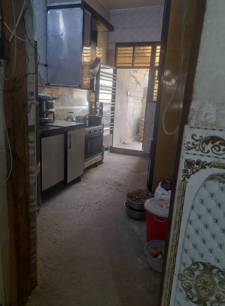 بيت 250 متر 
دوانم الشرطة الخامسة 
السعر 150 
بدون كاشي
التفاصيل غرفة نوم وصالة ومطبخ وحولي وحمام خارجي 
***********
***********
