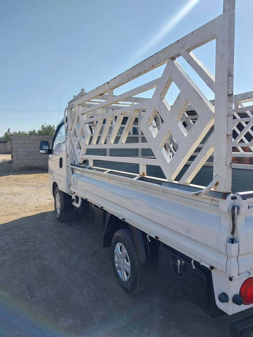 سلام عليكم سياره كيا حمل للبيع موديل 2015 سياره مكفوله كفاله عامه نضيفه وحلوه سنويه لنهايه 26 رقم واسط  مكاني واسط الستفسار ***********
