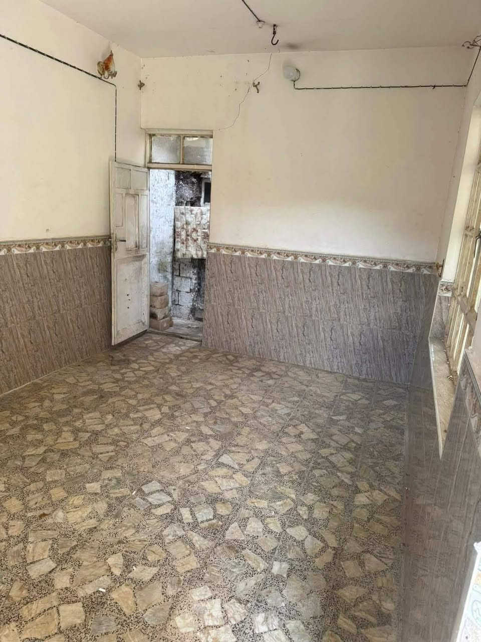 بيت للإيجار.                         غرفه وصاله ومطبخ وستقبال ومحل.  الموقع حي العسكري شارع  السبيس الفرع المقابيل الاستدارة الثانيه 
ملاحظه الماء والكهرباء من ضمن الايجار 
***********
سعر الايجار250مع المجال
