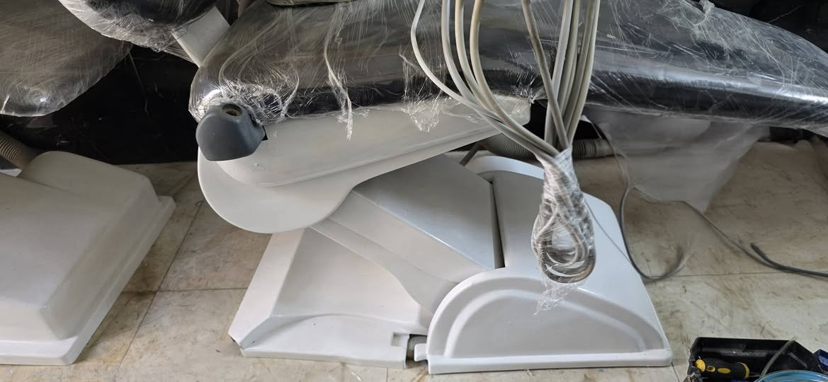 كرسي اسنان مستخدم 
نضافه ٩٥% جديد 
لايت لد ثلجي 
منضومه سكيلر داخليه خاصه بلكرسي جديده
سبتون متحرك

مع كمبريسر ٣٥ لتر سوبر سايلنت طبي مغلون
بسعر مناسب جدآ 
للأستفسار ***********
